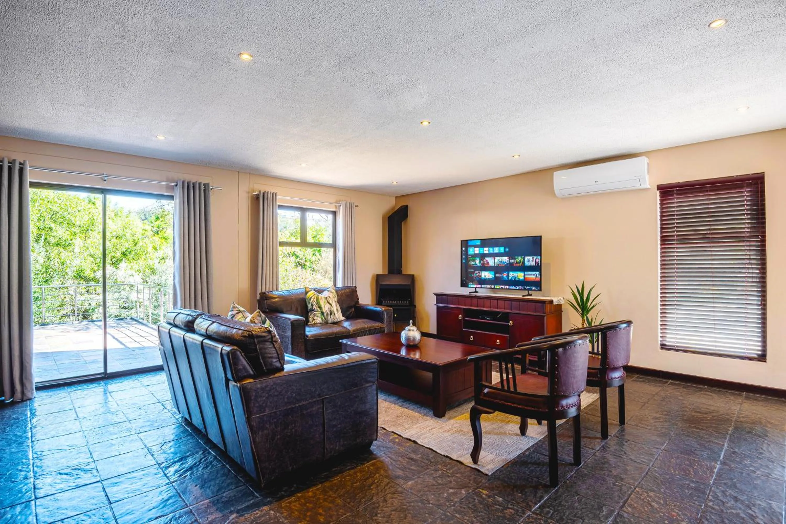 TV and multimedia in Arebbusch Travel Lodge