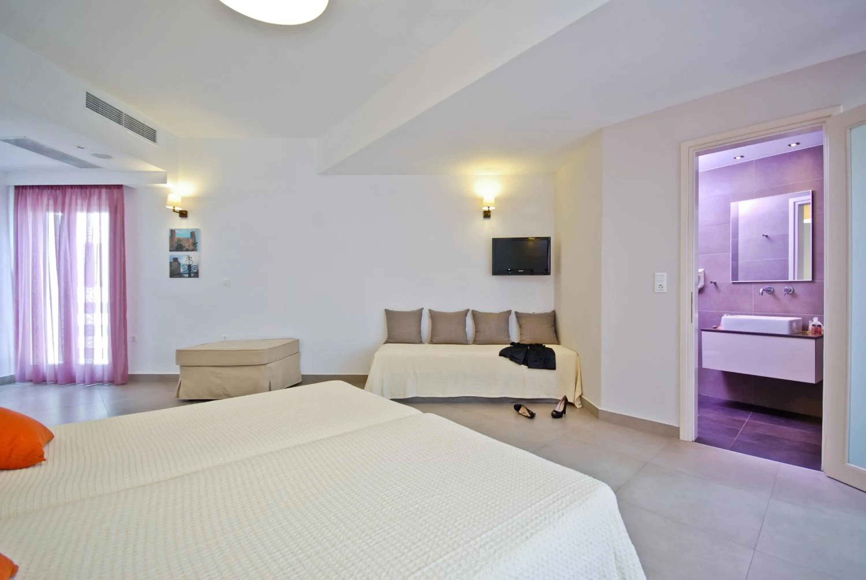 Photo of the whole room, Bed in Xenia Hotel