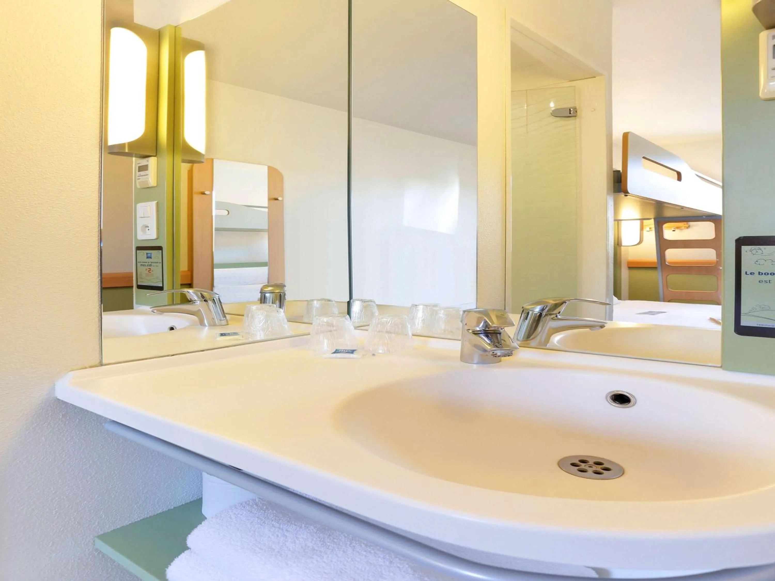 Photo of the whole room in First Inn Hotel