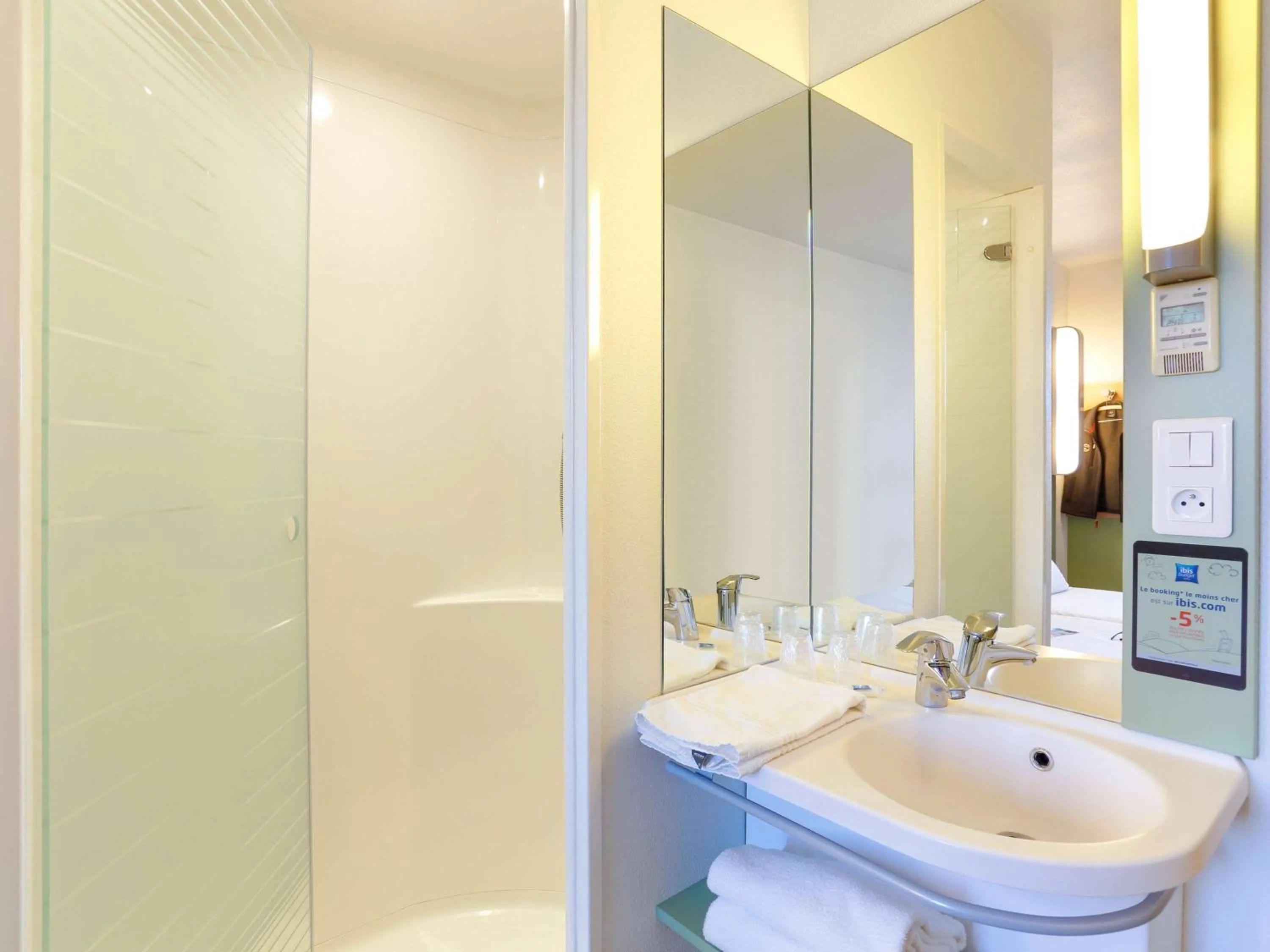 Photo of the whole room in First Inn Hotel