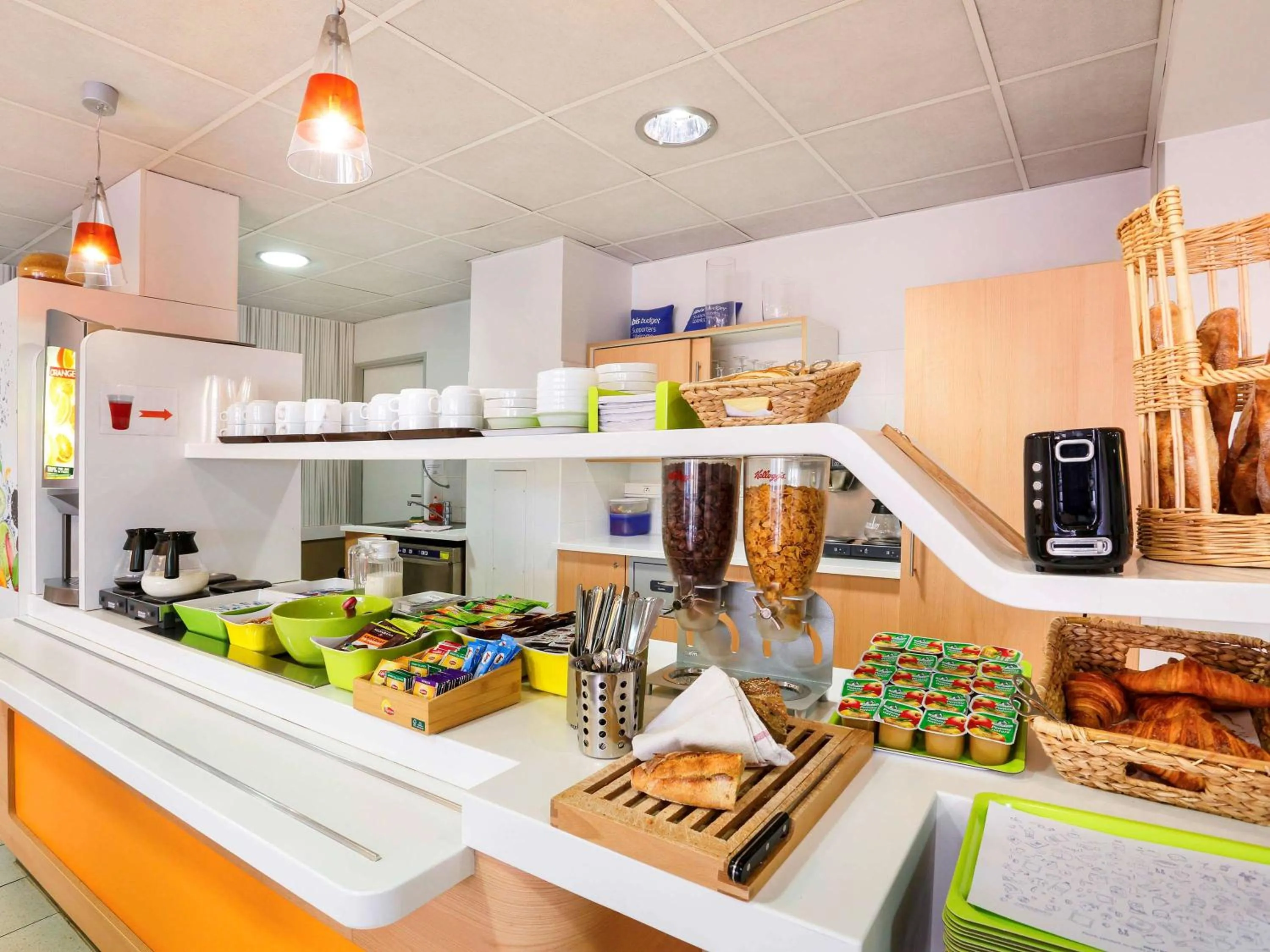 Restaurant/places to eat in First Inn Hotel