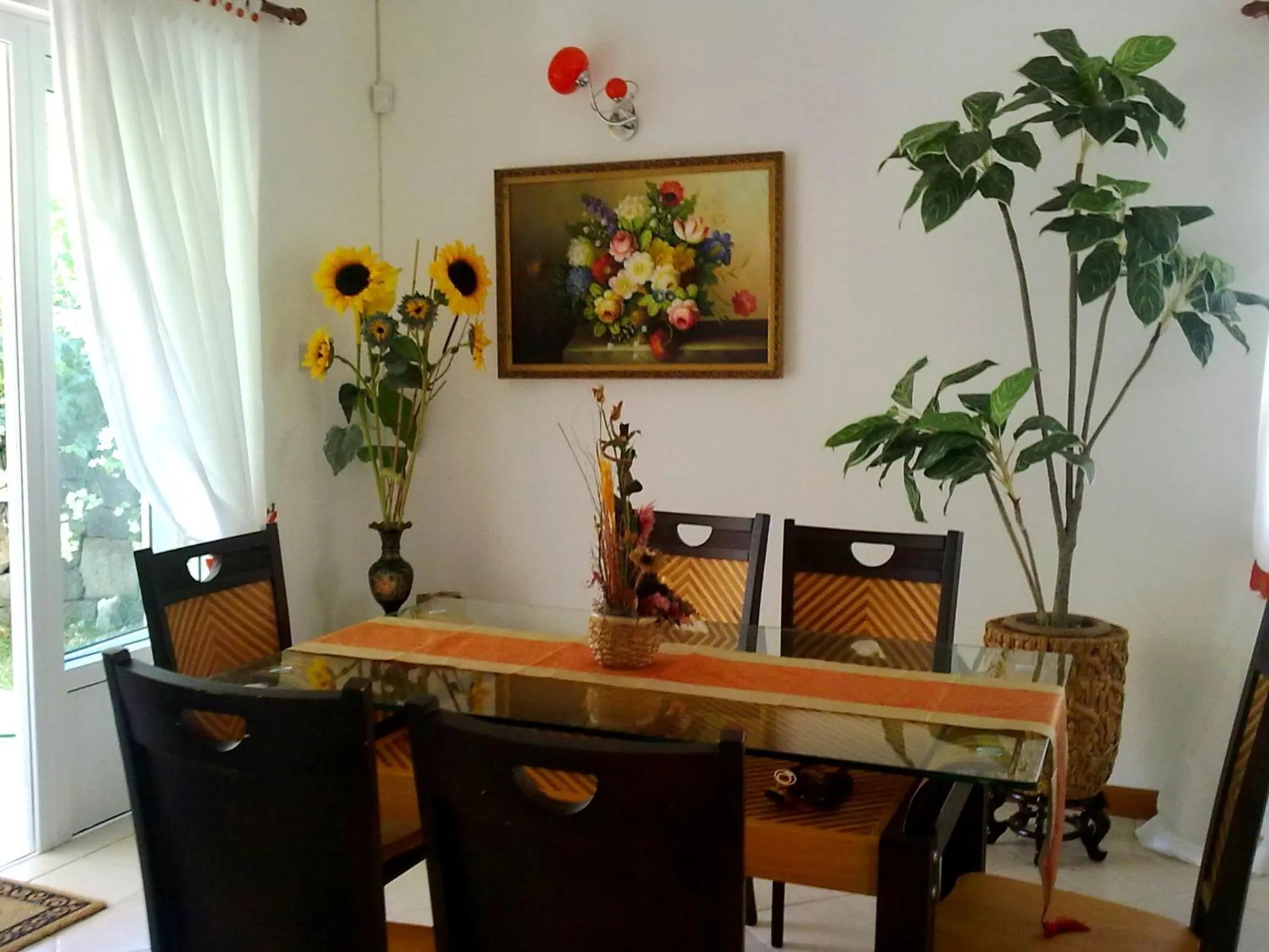 Dining area in Golden Rod villa