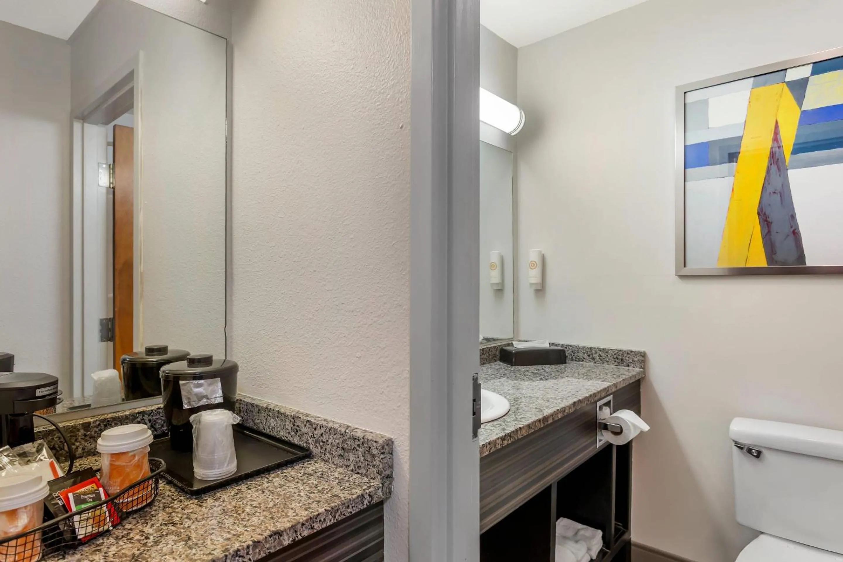 Bedroom in Comfort Inn Huntington near University area