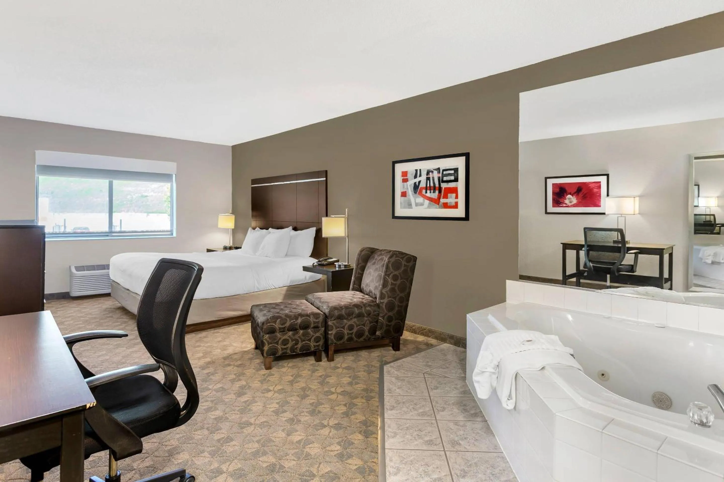 Bedroom, Bed in Comfort Inn Huntington near University area