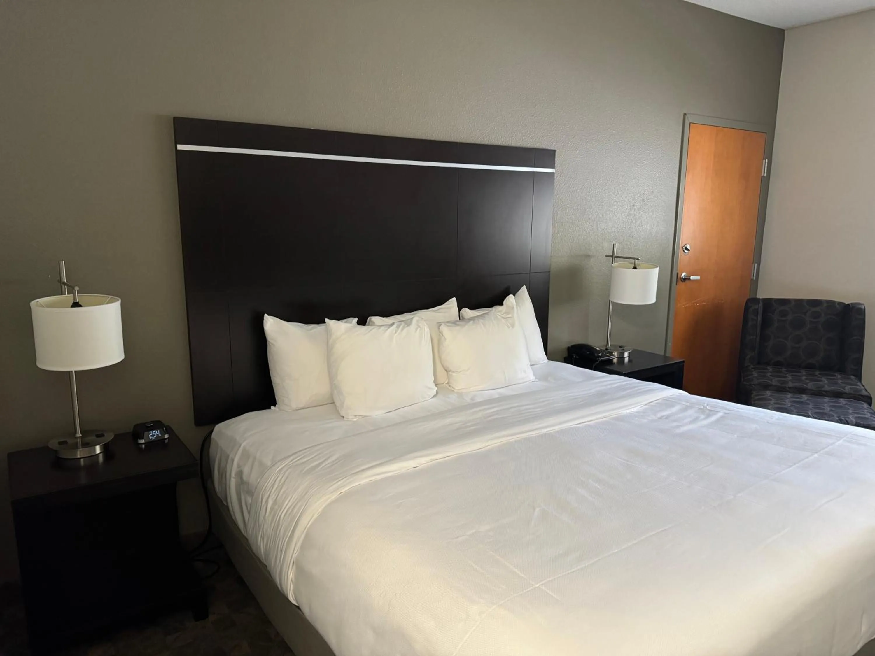 Bed in Comfort Inn Huntington near University area
