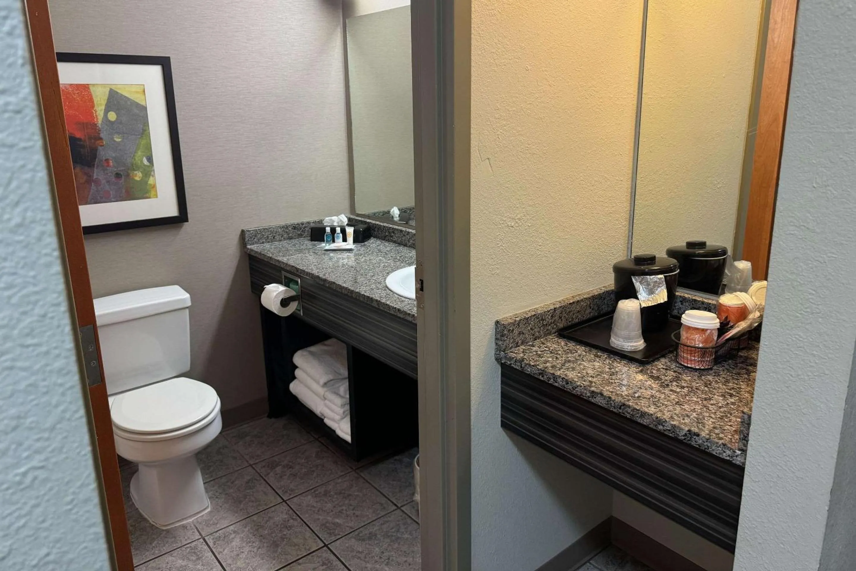 Bedroom in Comfort Inn Huntington near University area