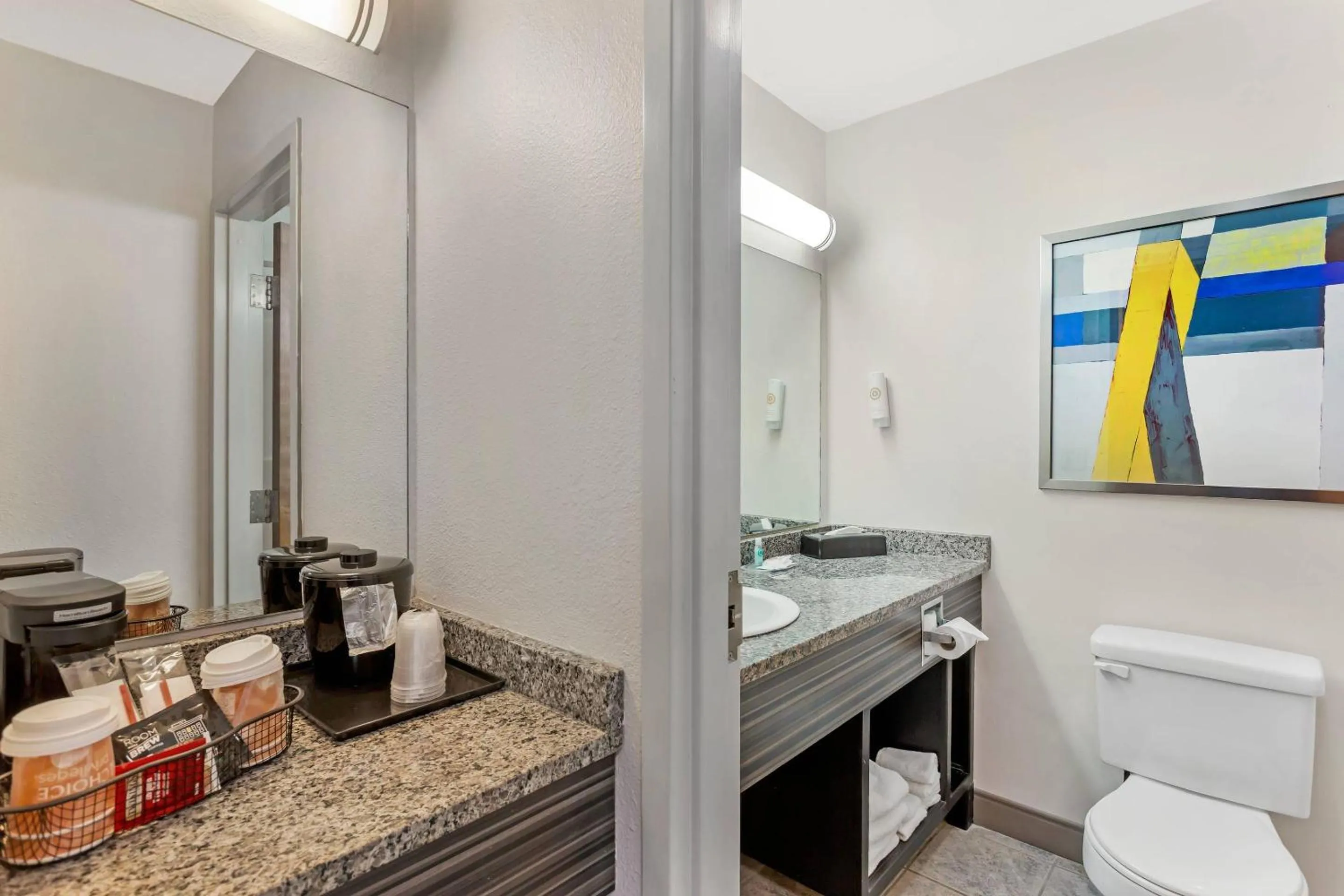 Bedroom in Comfort Inn Huntington near University area