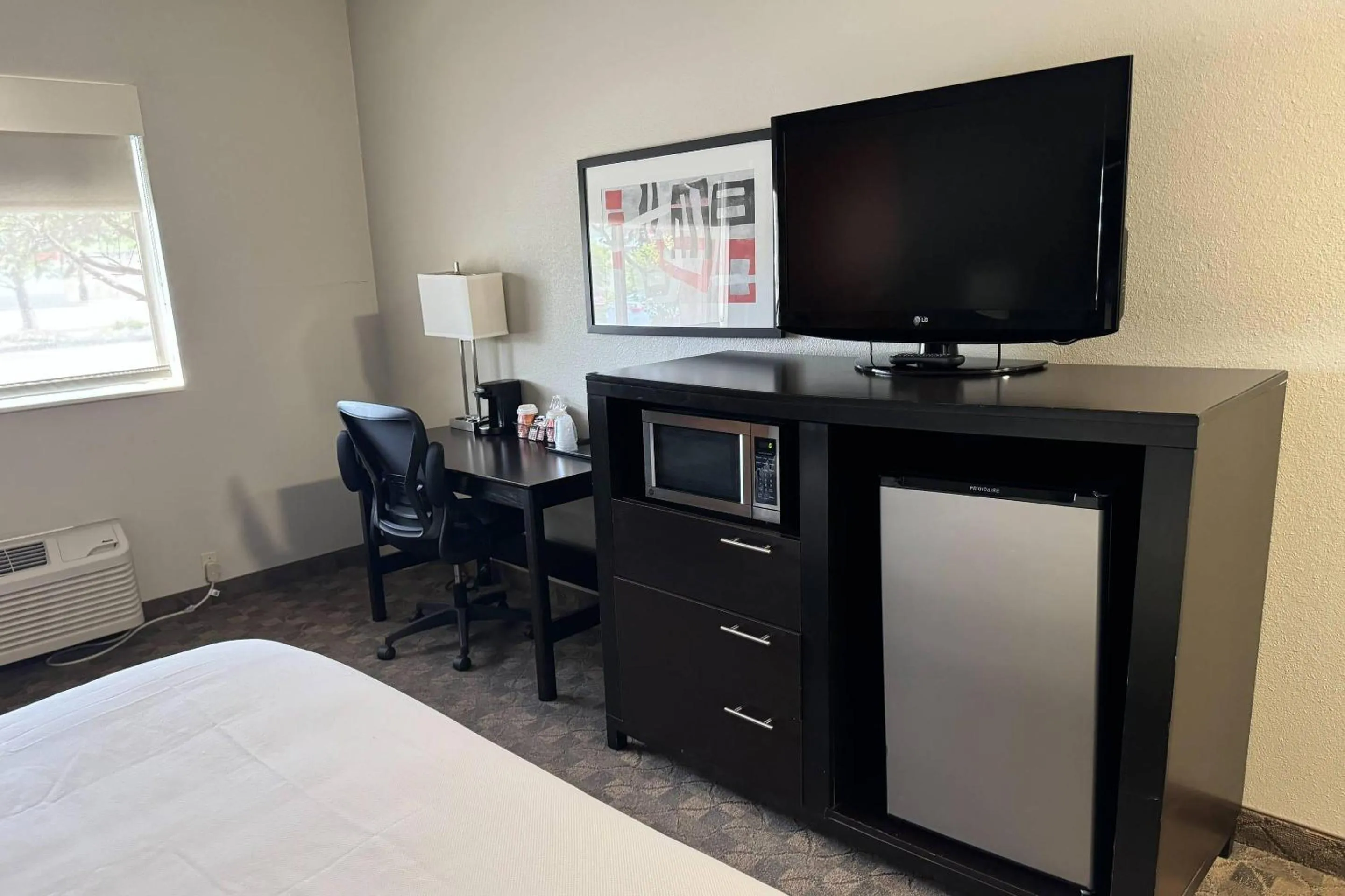 Bedroom, Bed in Comfort Inn Huntington near University area