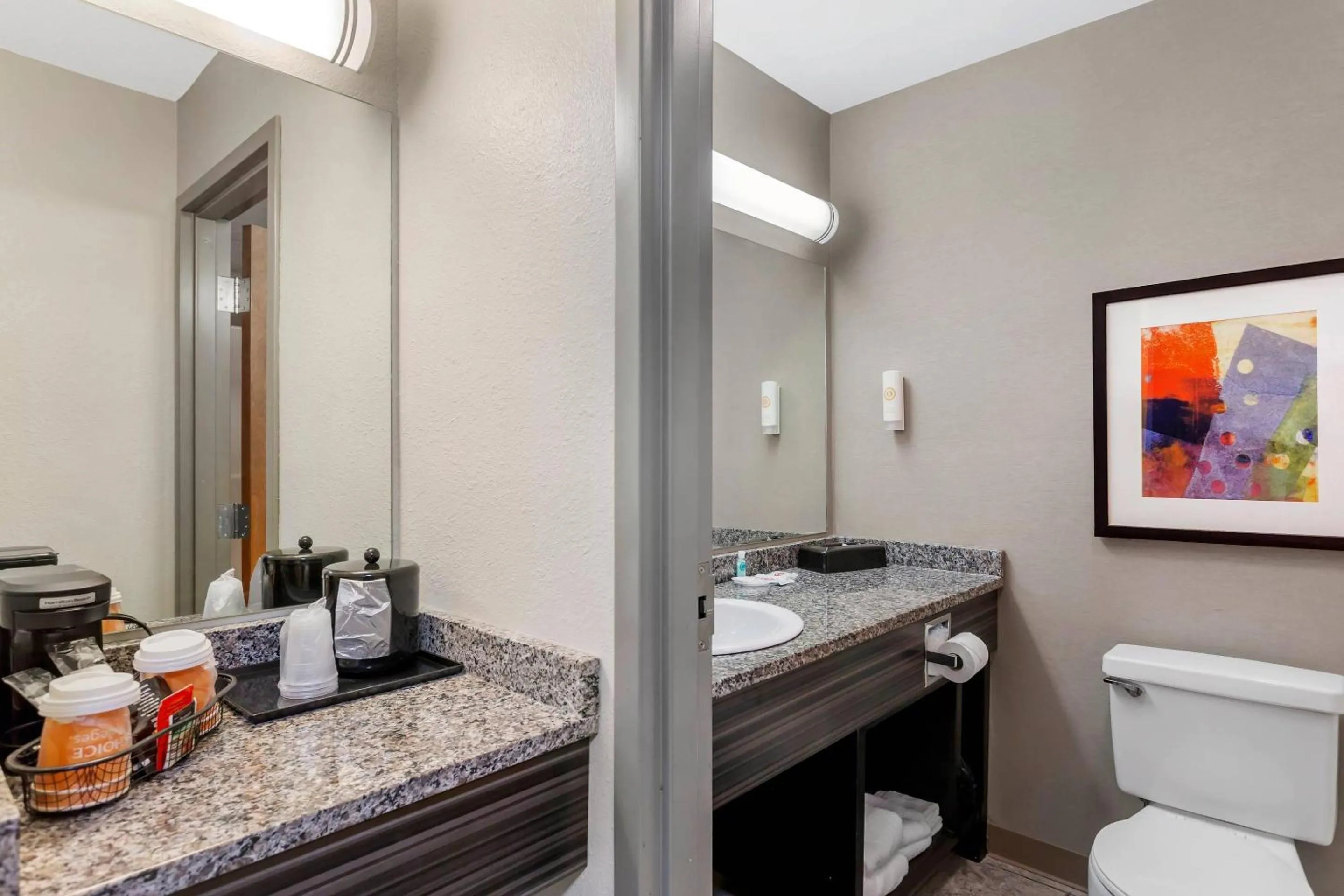 Bedroom in Comfort Inn Huntington near University area