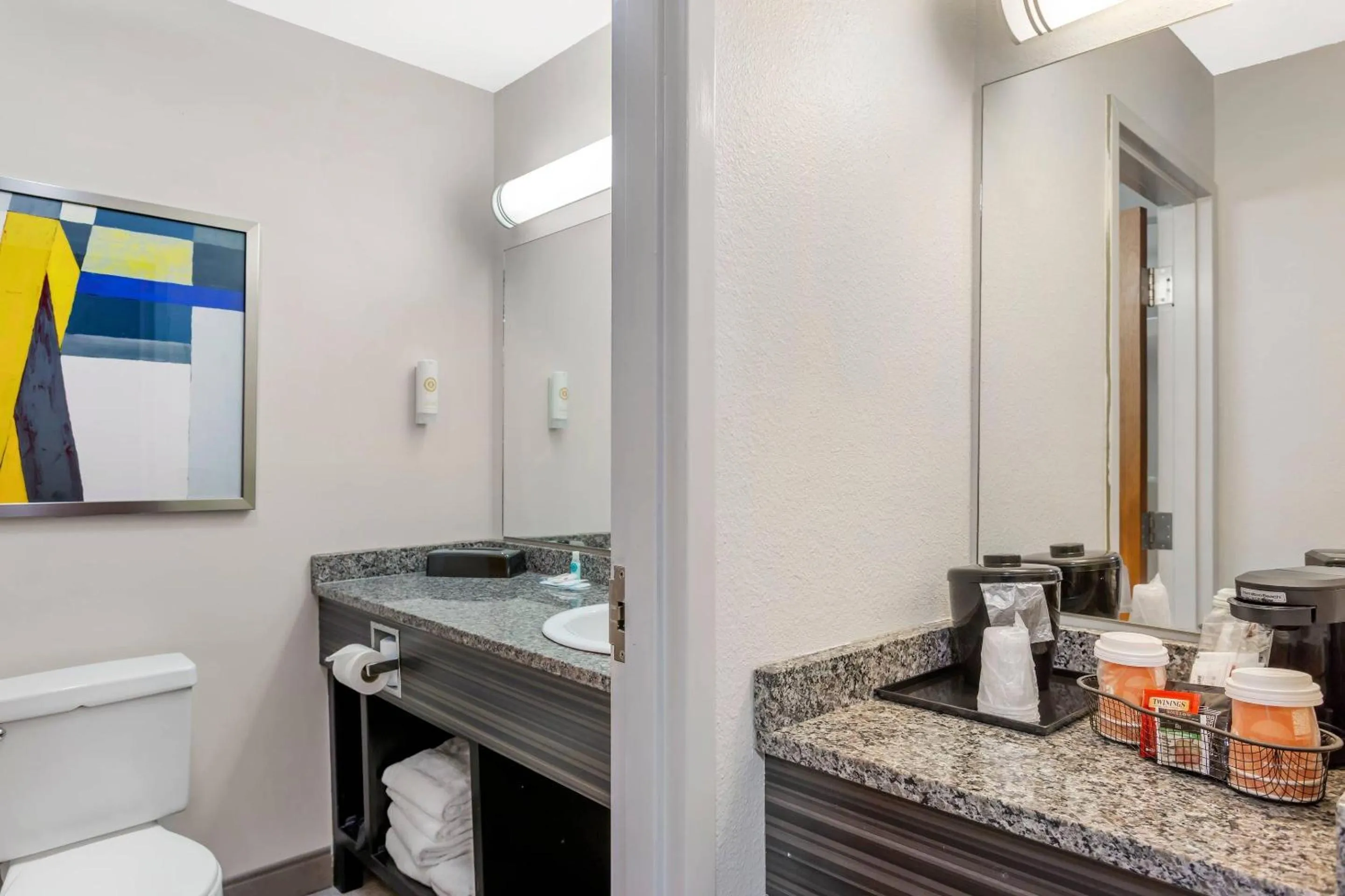 Bedroom in Comfort Inn Huntington near University area