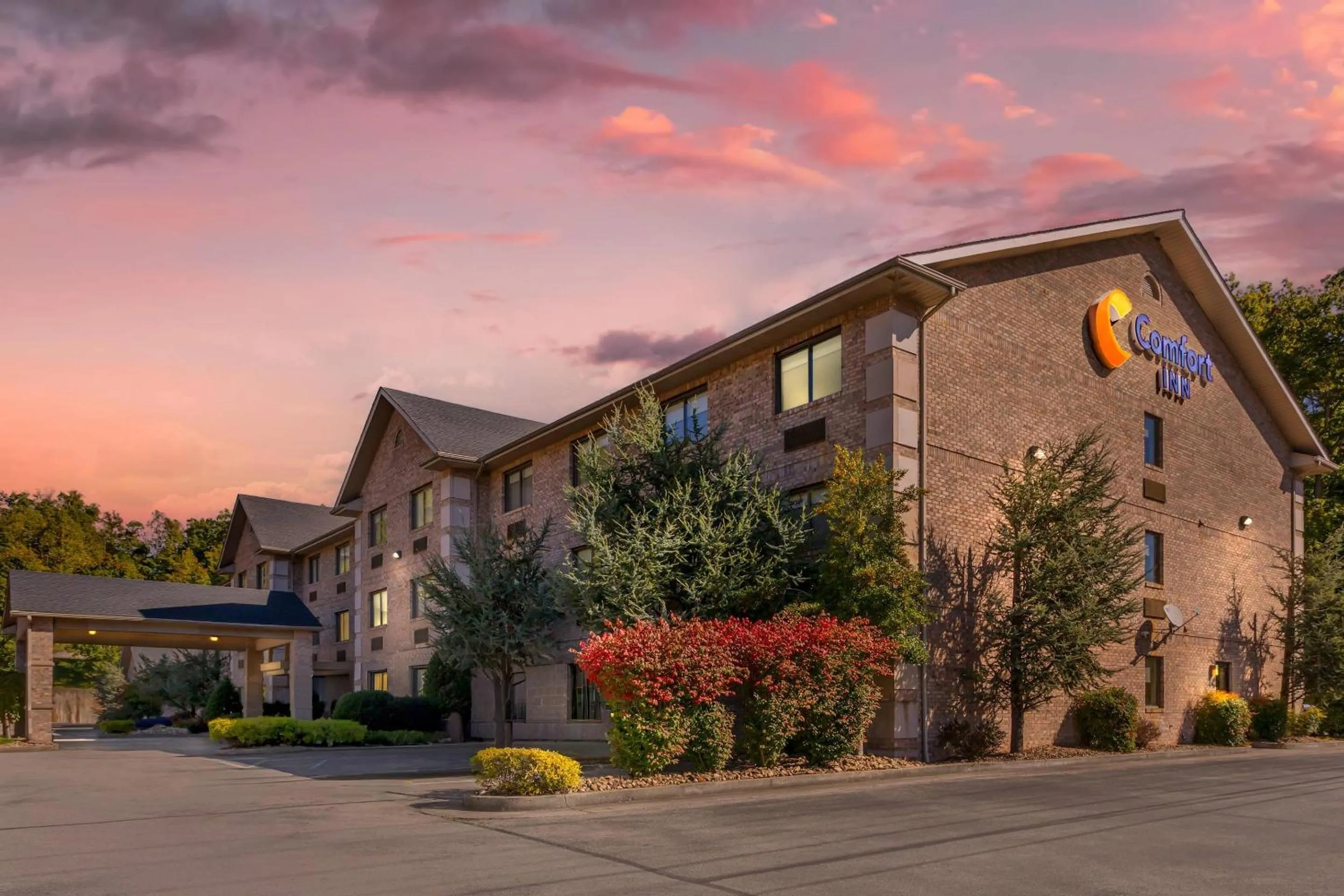 Property building in Comfort Inn Huntington near University area