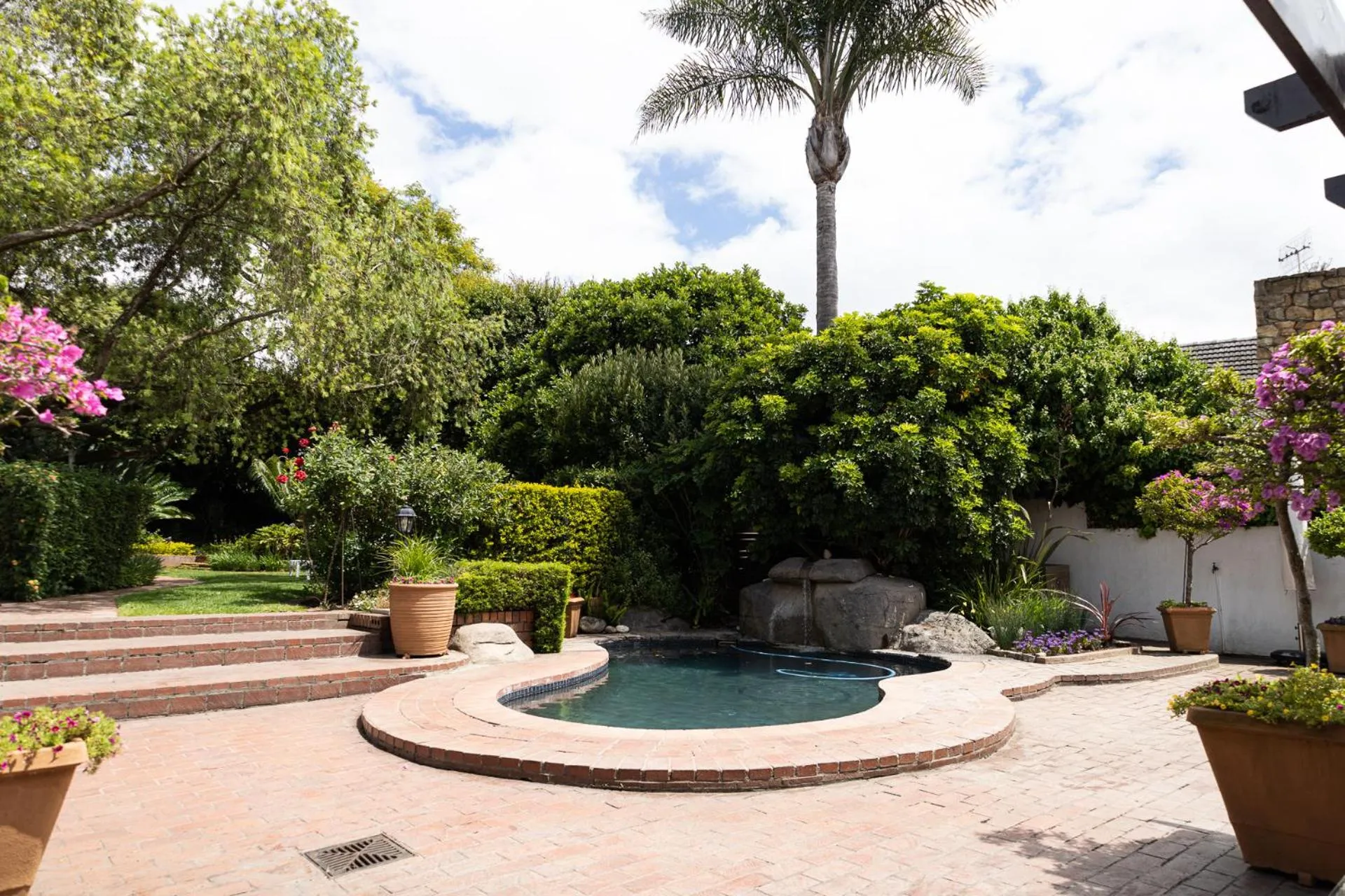 Swimming pool in Cape Village Lodge