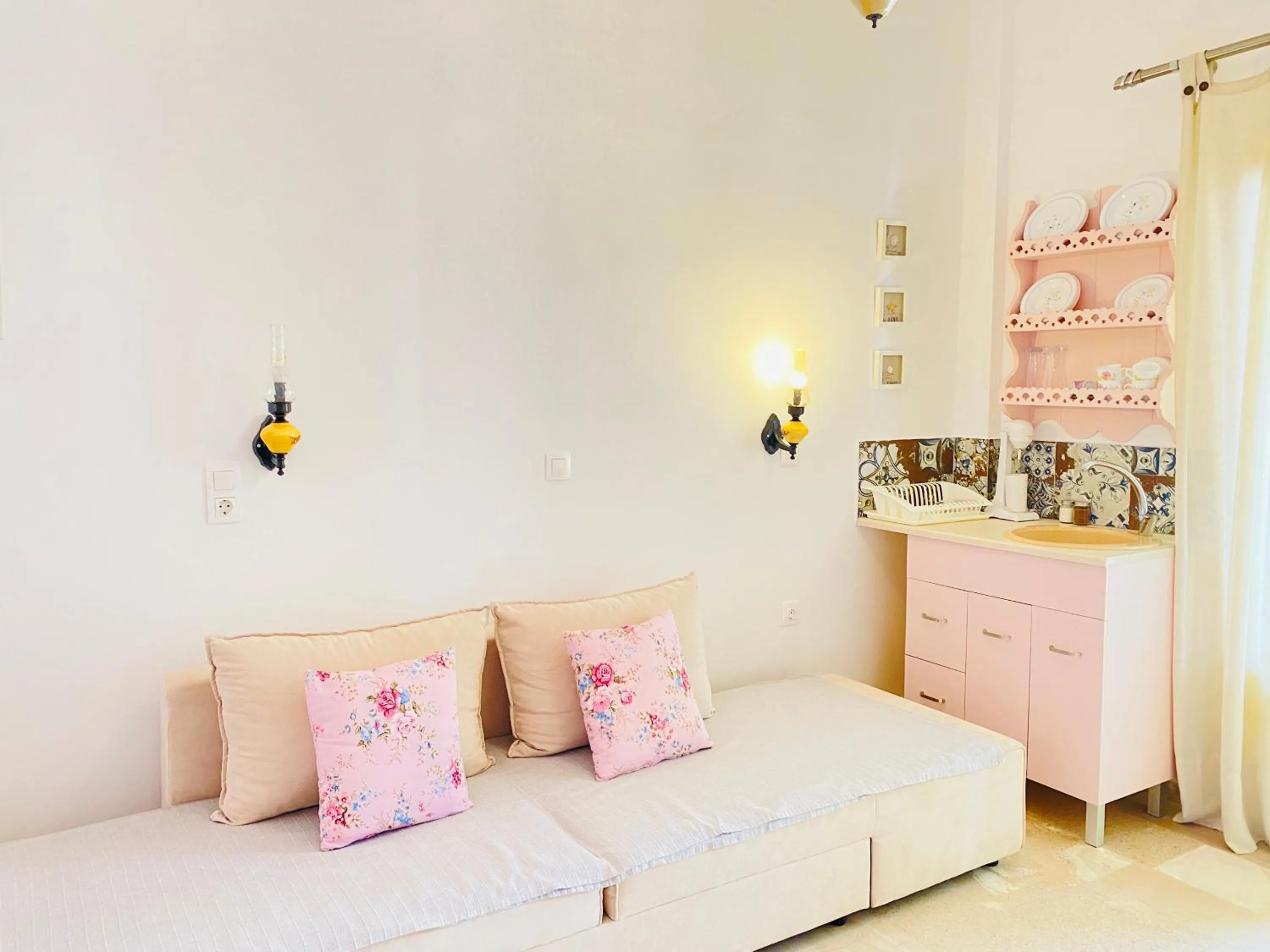 Photo of the whole room, Bed in Gerani Studios