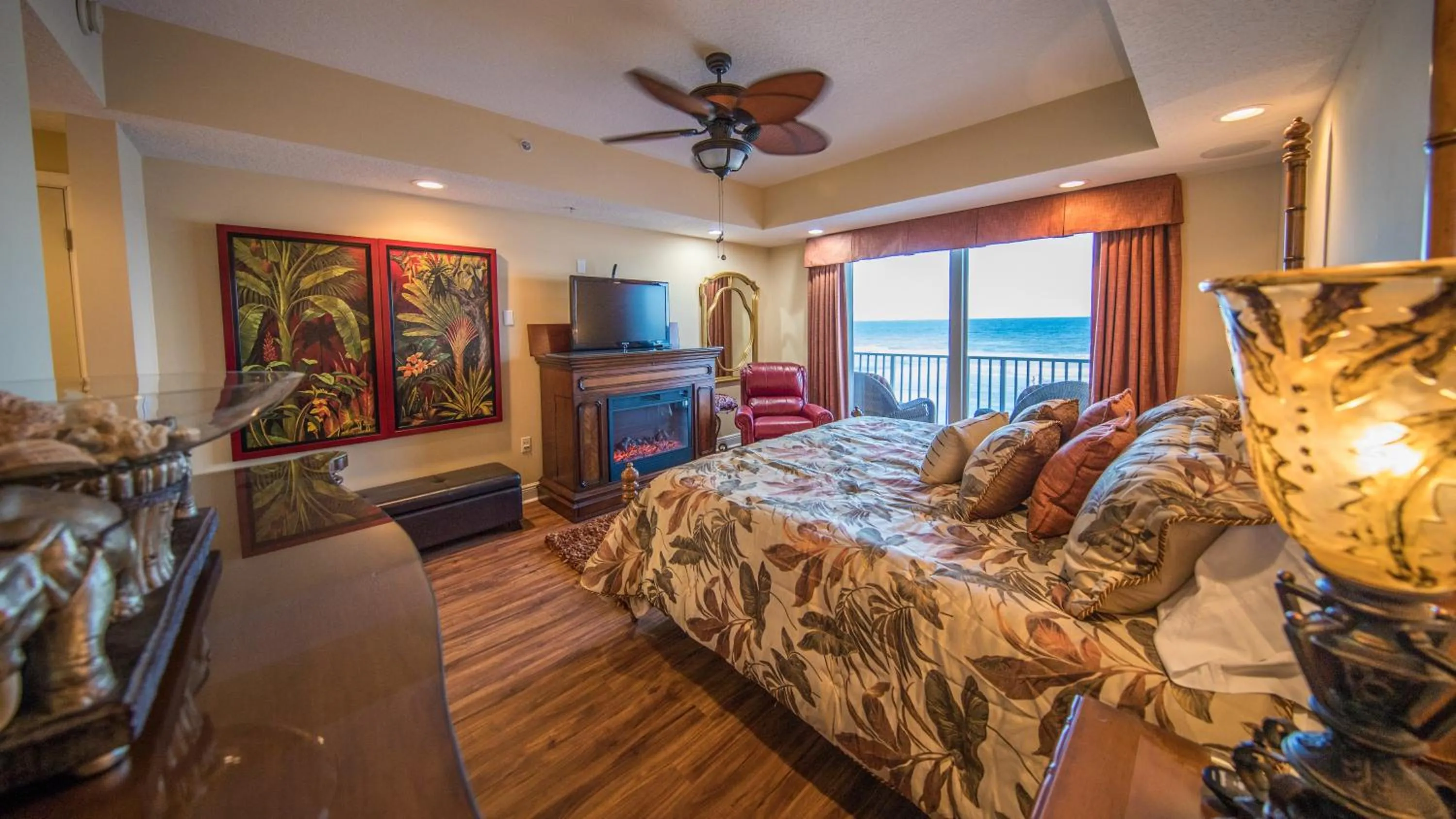 Bed in Family Friendly - Direct Oceanfront Sanibel 303