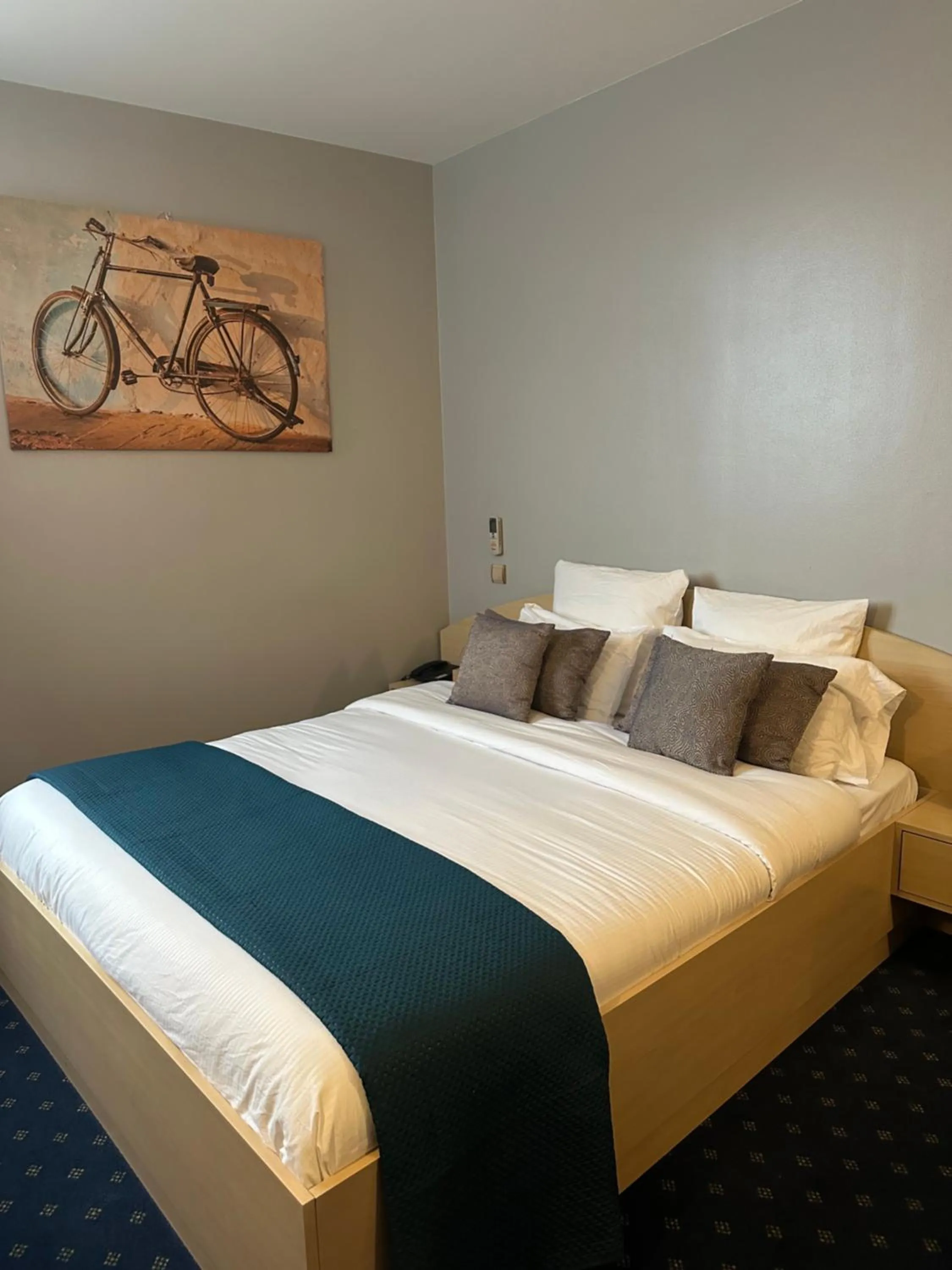 Photo of the whole room, Bed in Les Reflets Jaunes