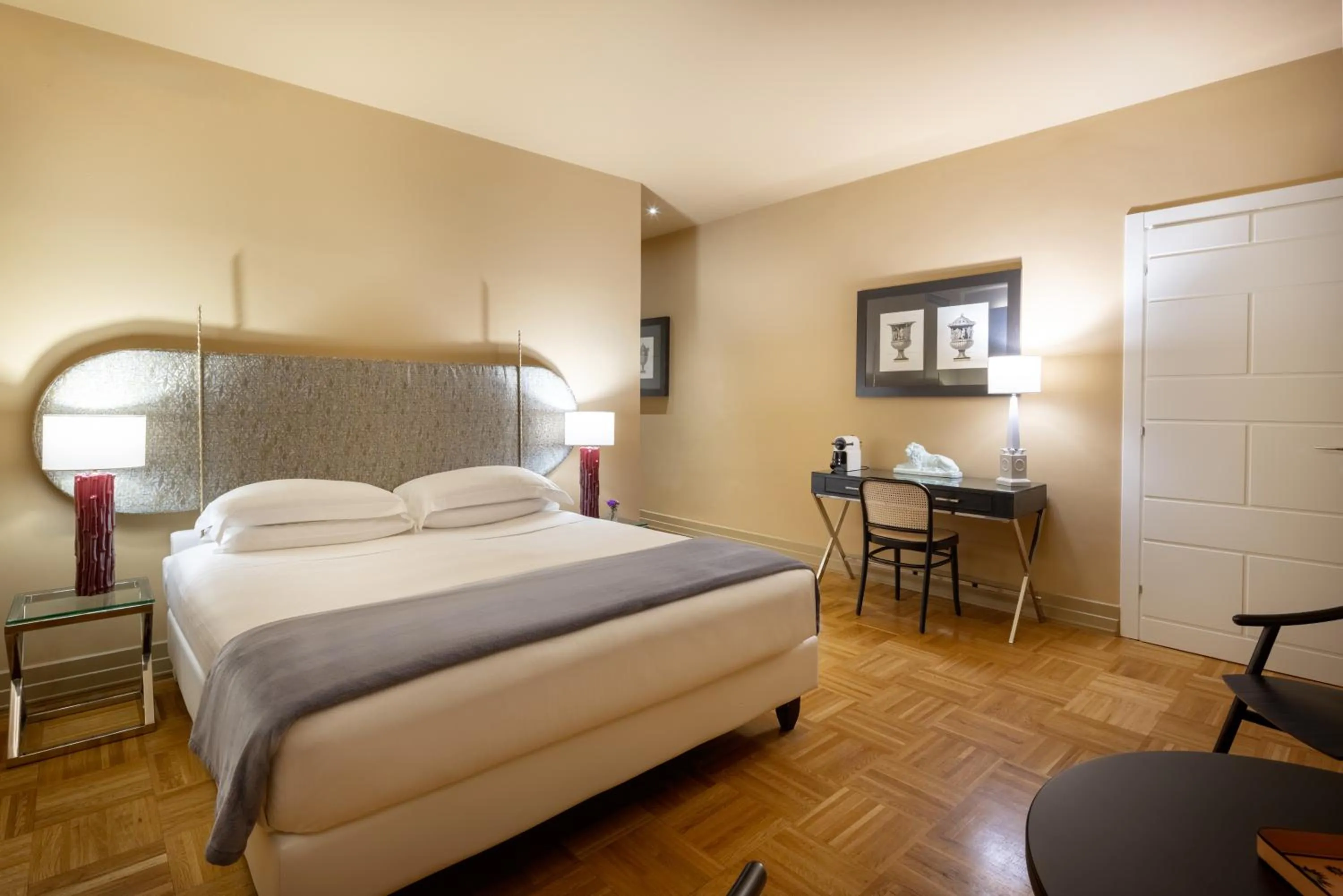 Photo of the whole room, Bed in Hotel Number Nine