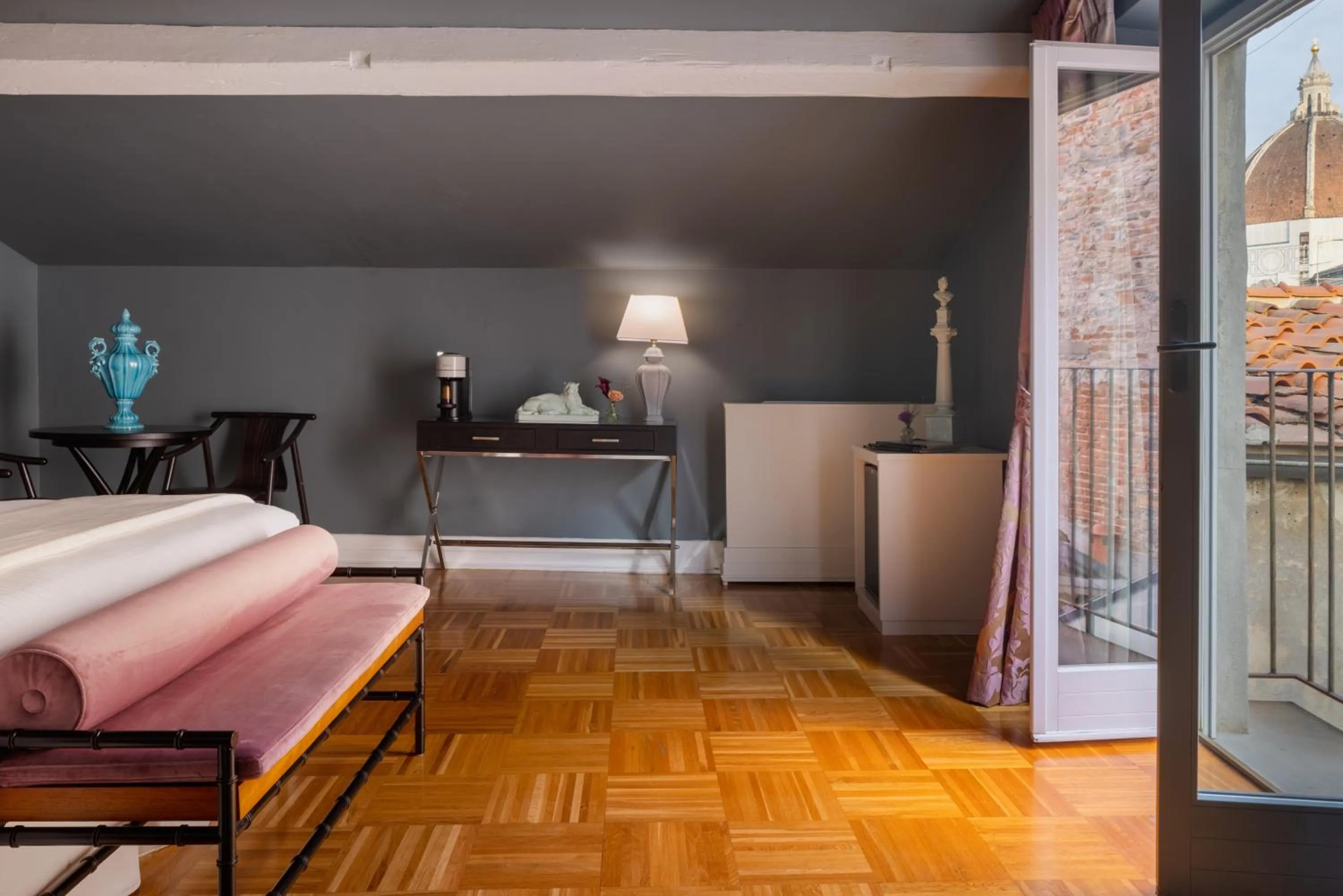 Photo of the whole room, Bed in Hotel Number Nine