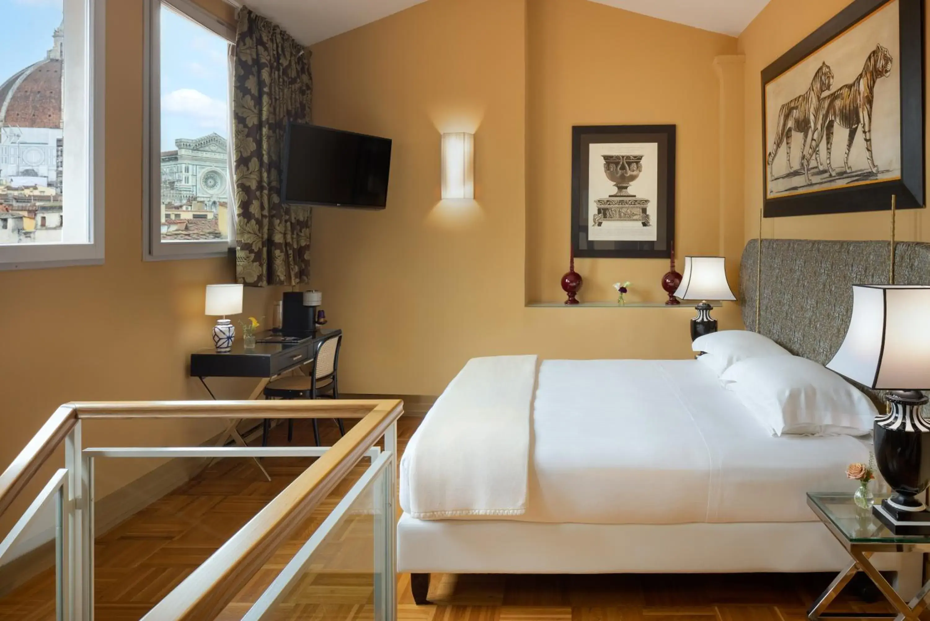 Suite with City View in Hotel Number Nine Suite with City View in Hotel Number Nine