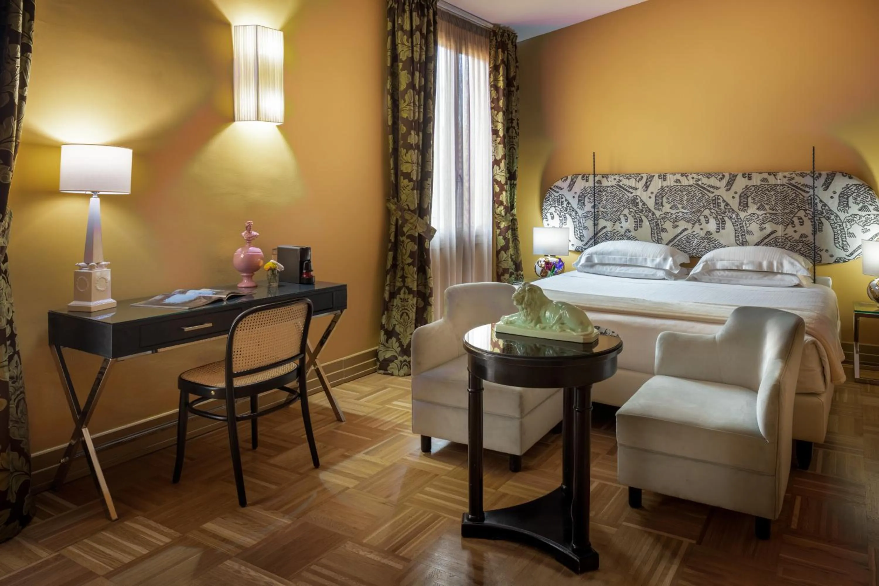 Photo of the whole room, Bed in Hotel Number Nine