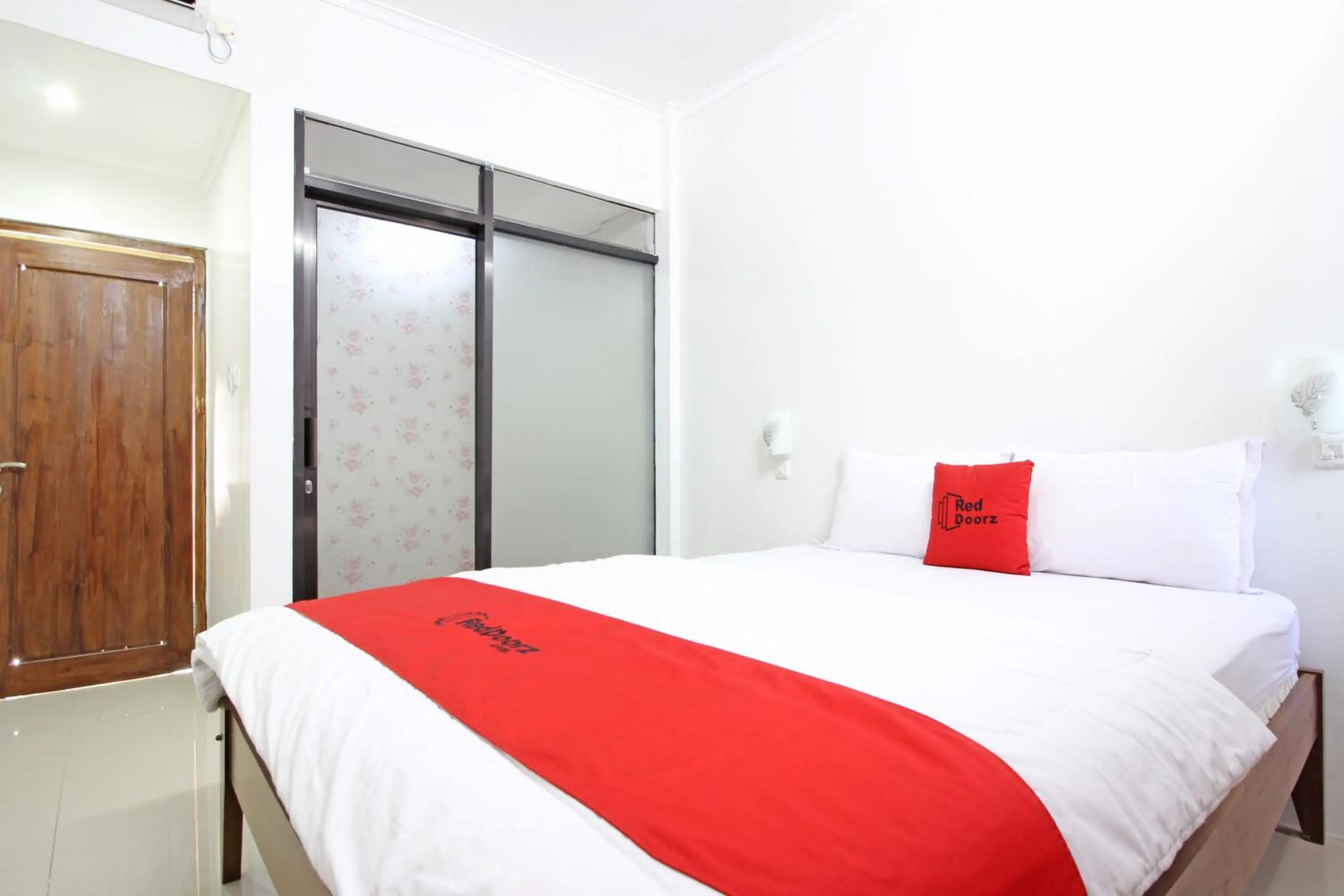 Bedroom, Bed in RedDoorz @ Jalan Ringroad Selatan