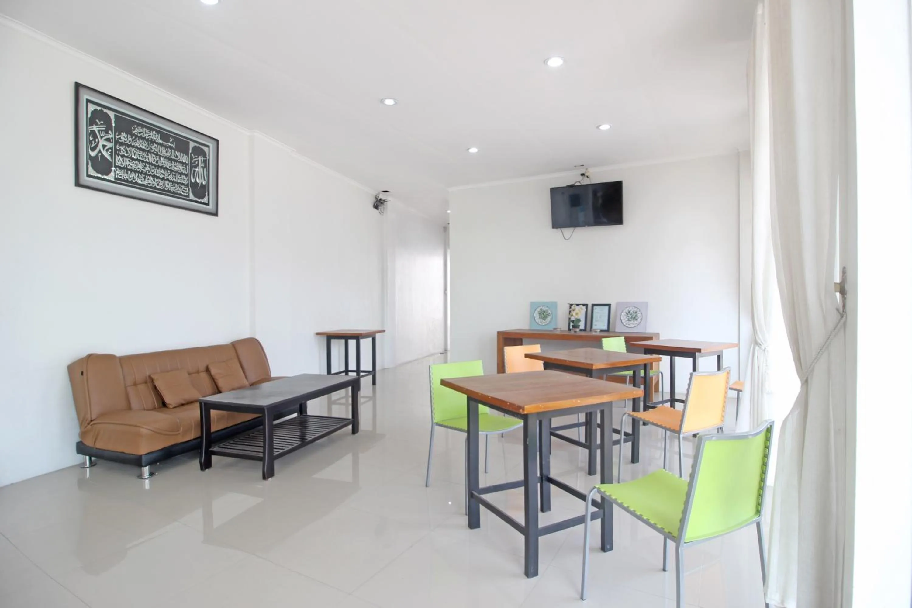 Restaurant/places to eat in RedDoorz @ Jalan Ringroad Selatan