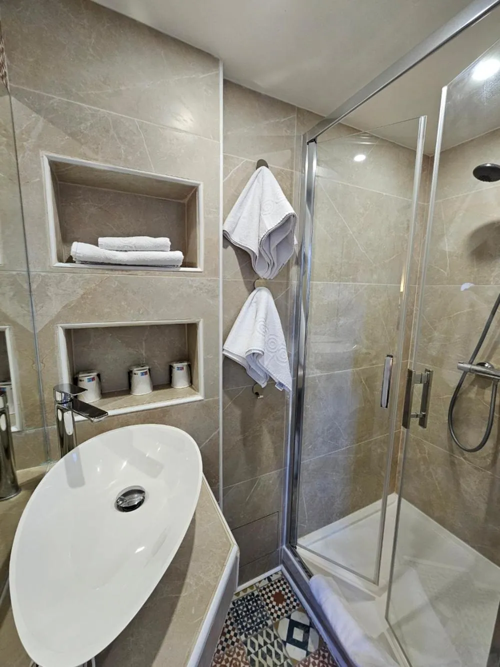 Shower in Hôtel François d'O