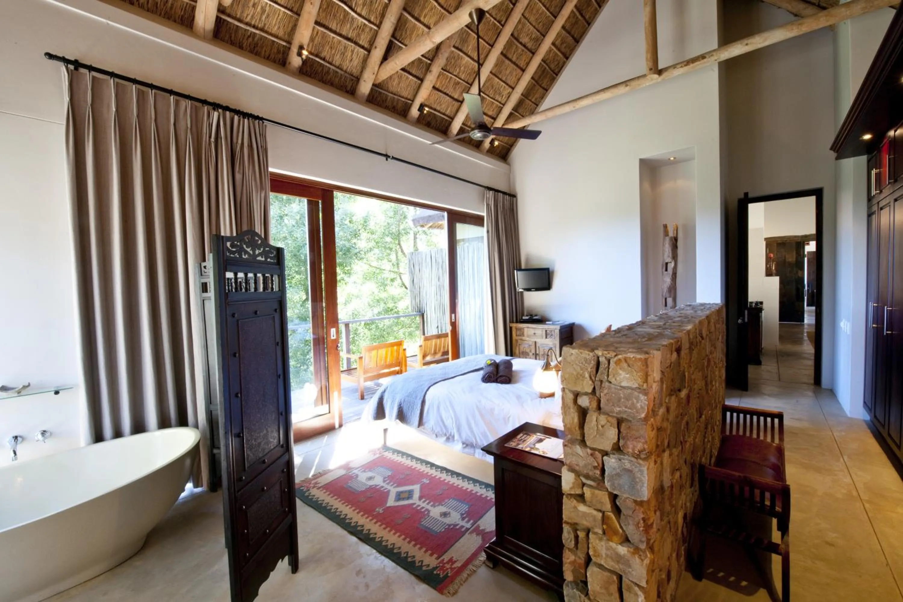 Photo of the whole room, Bed in Tamodi Lodge