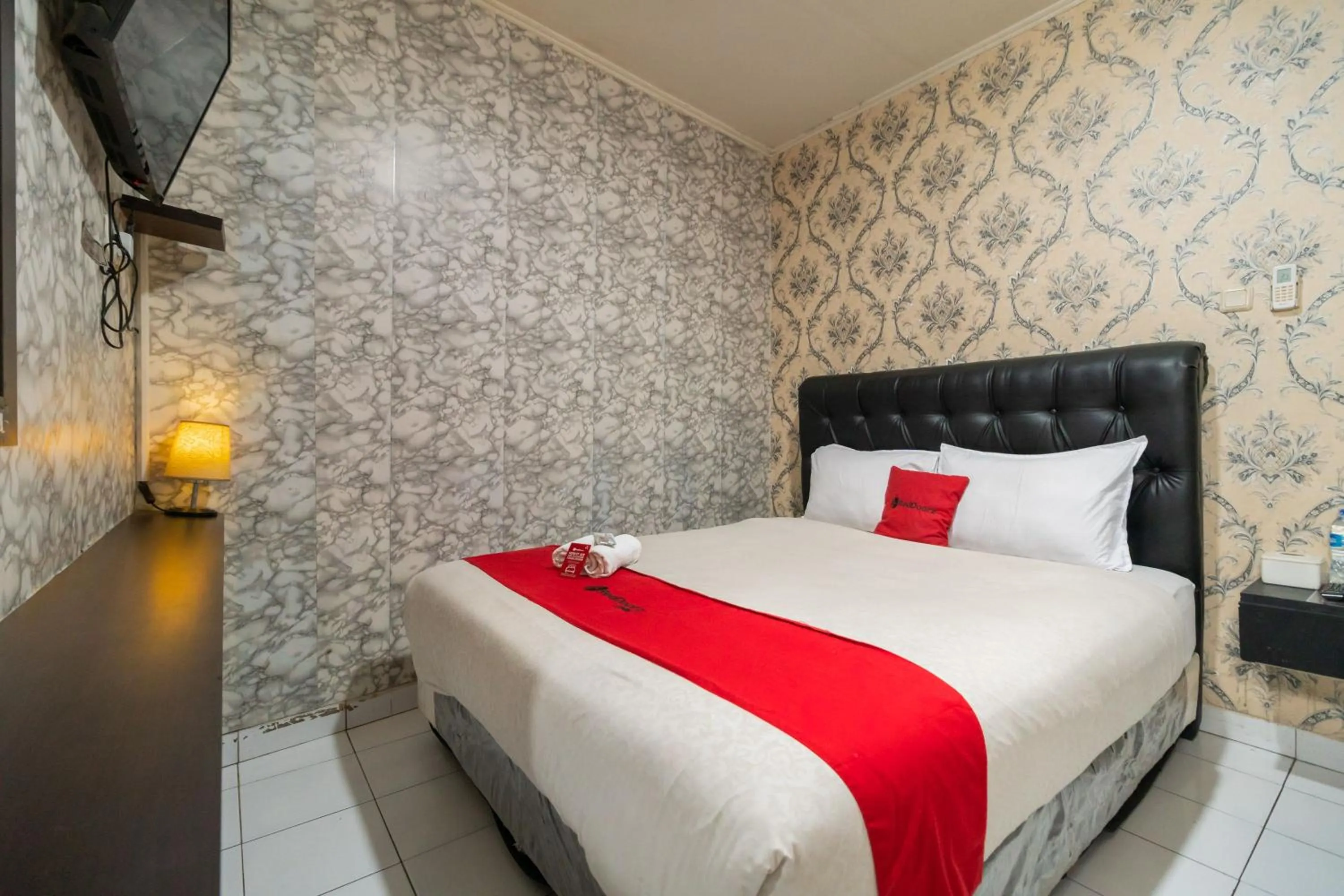 Bedroom, Bed in RedDoorz near Tomang 2