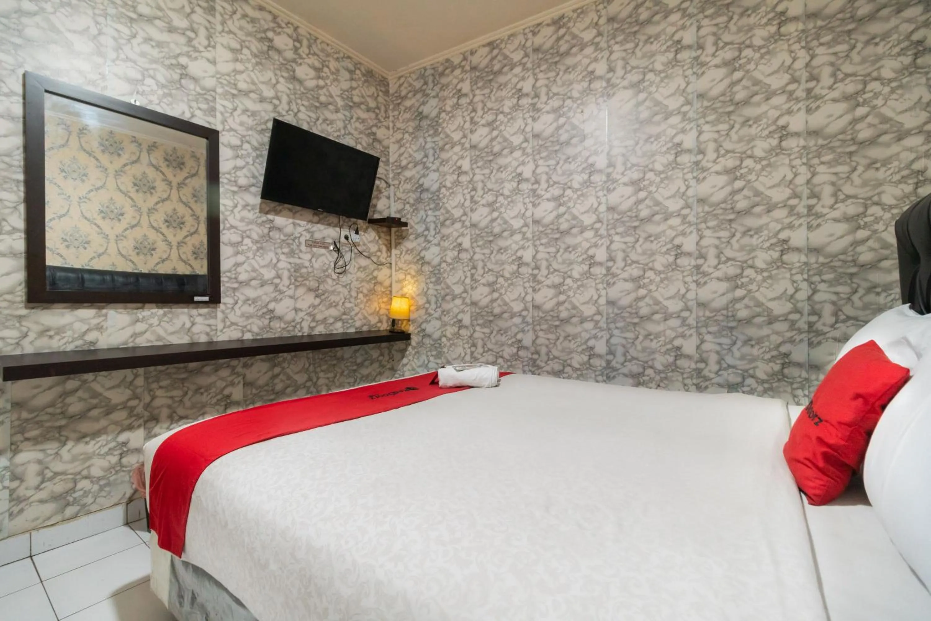 Bedroom, Bed in RedDoorz near Tomang 2