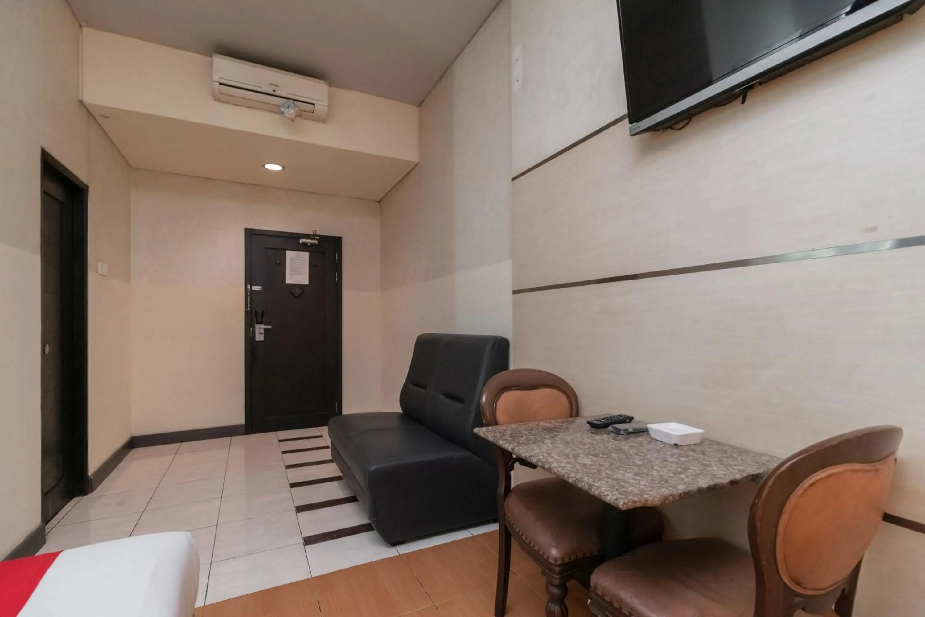 Seating area in RedDoorz at Jalan Gunung Sahari