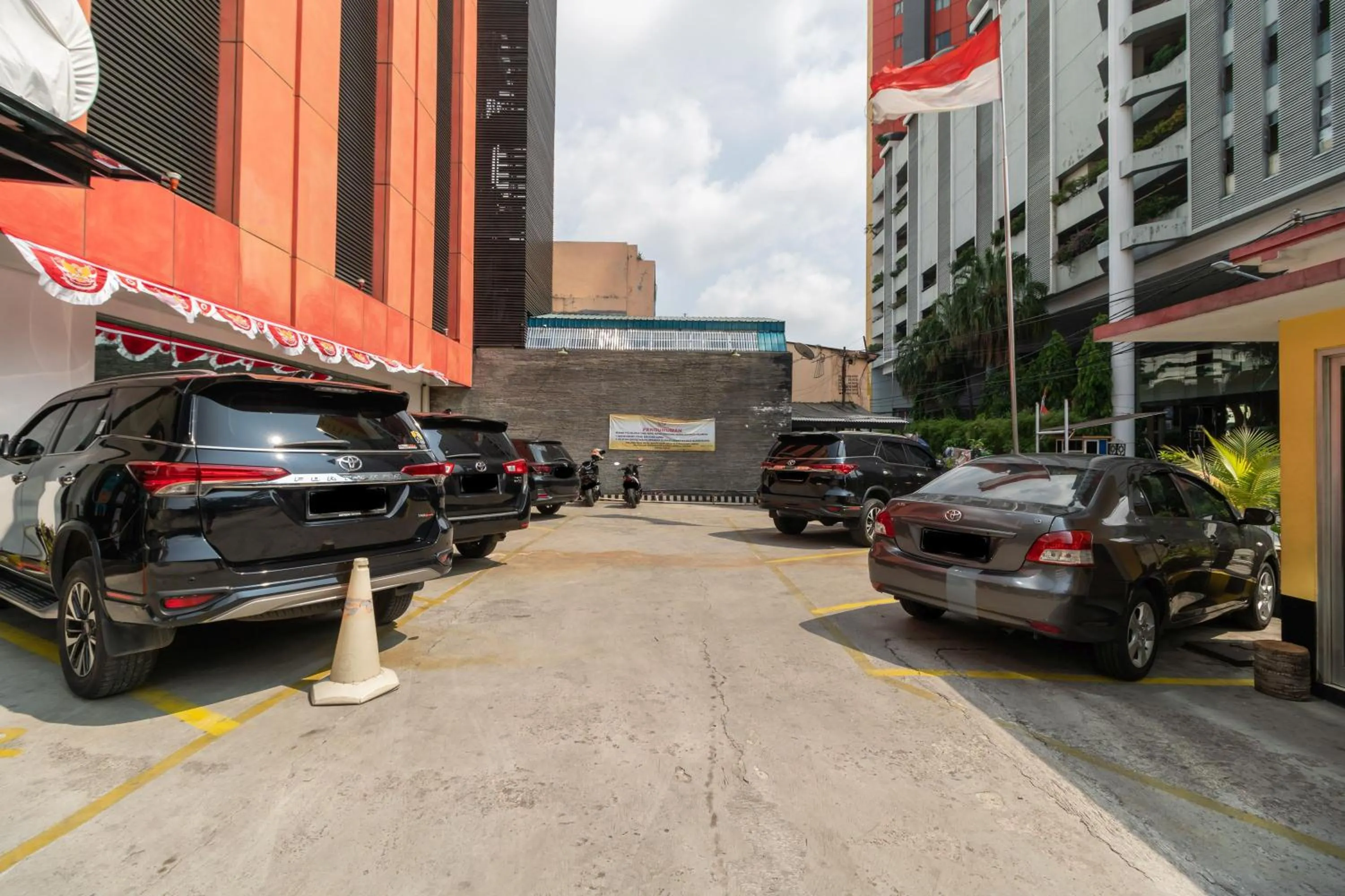 Parking in RedDoorz at Jalan Gunung Sahari