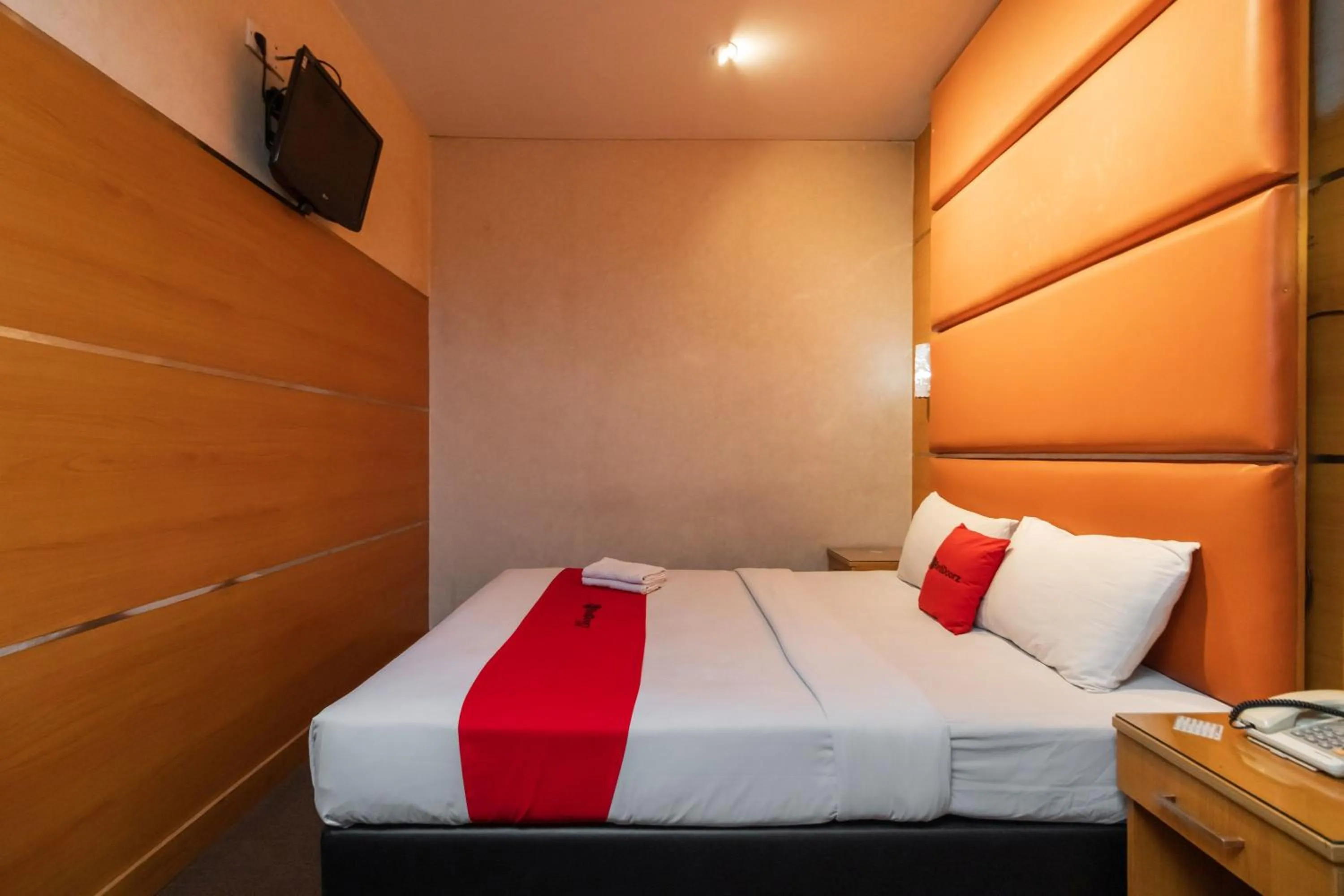 Bedroom, Bed in RedDoorz at Jalan Gunung Sahari