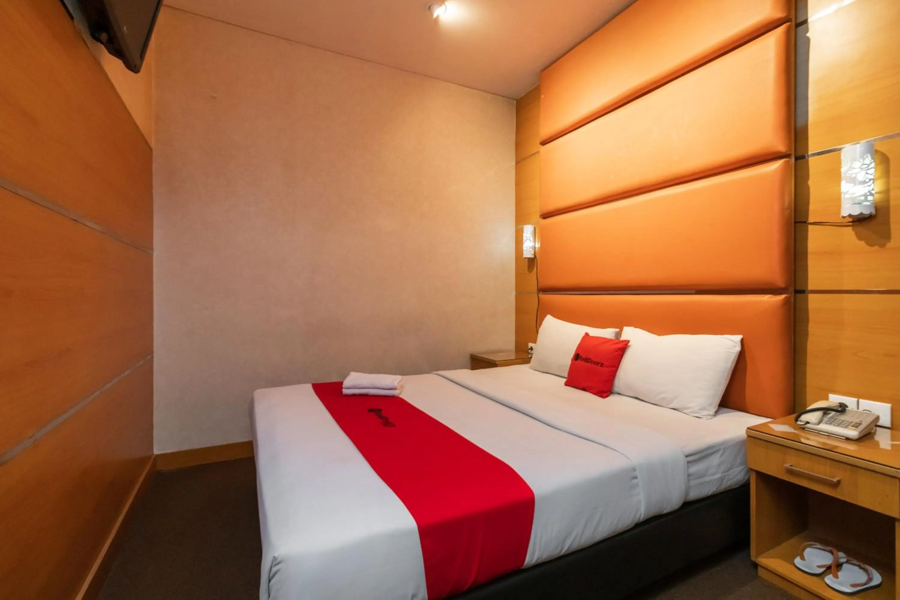 Bedroom, Bed in RedDoorz at Jalan Gunung Sahari