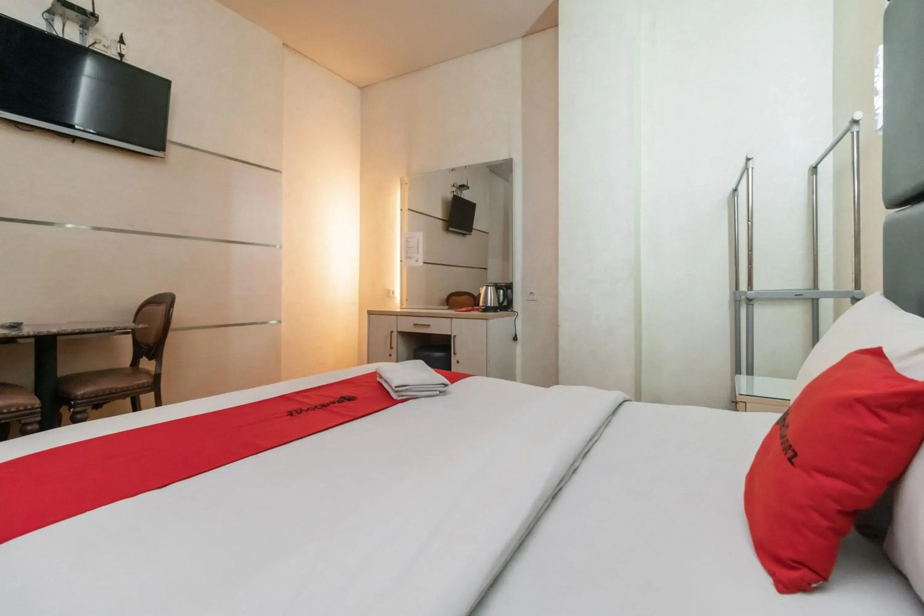 Deluxe Double Room in RedDoorz at Jalan Gunung Sahari Deluxe Double Room in RedDoorz at Jalan Gunung Sahari