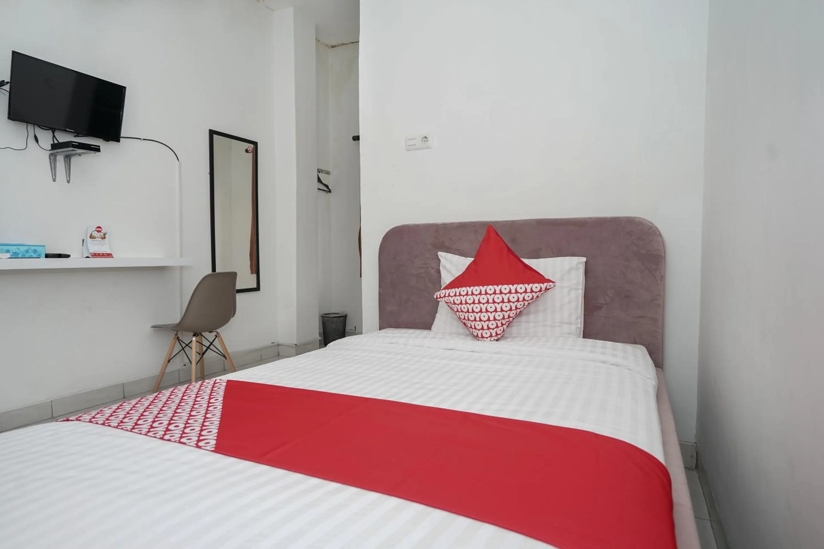 Bedroom, TV/Entertainment Center in OYO 183 The Pipe House