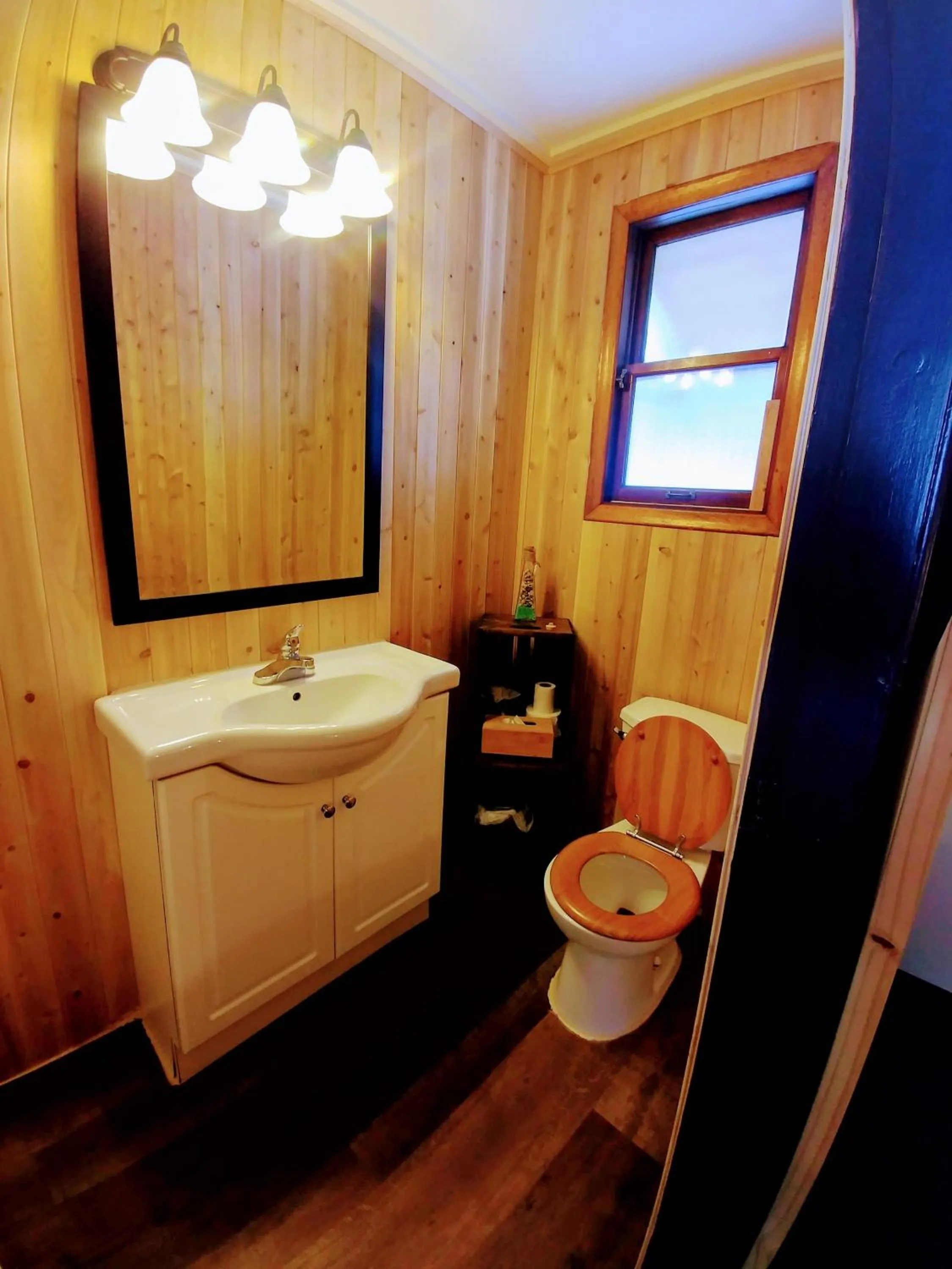 Dwight Riverside Inn