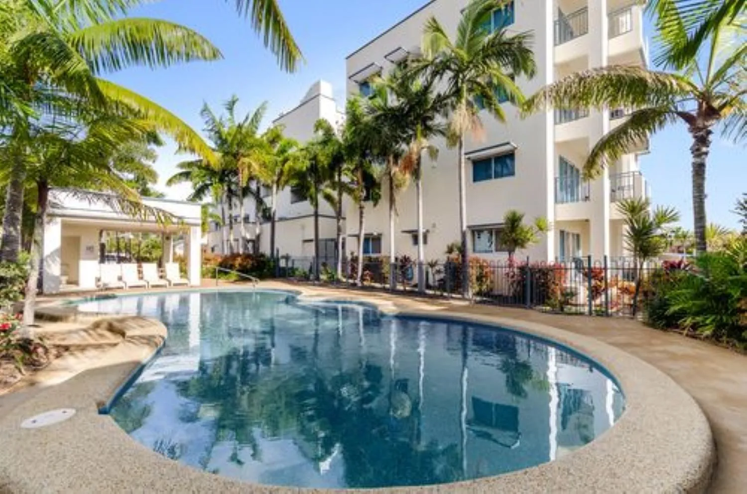 Swimming pool in Madison Ocean Breeze Apartments