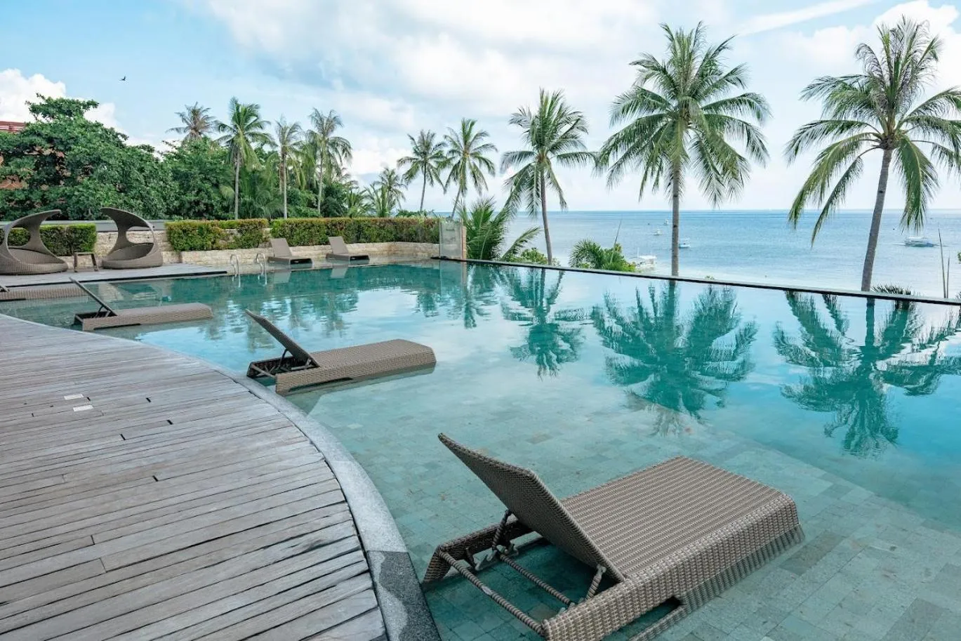 Swimming pool in Modala Beach Resort