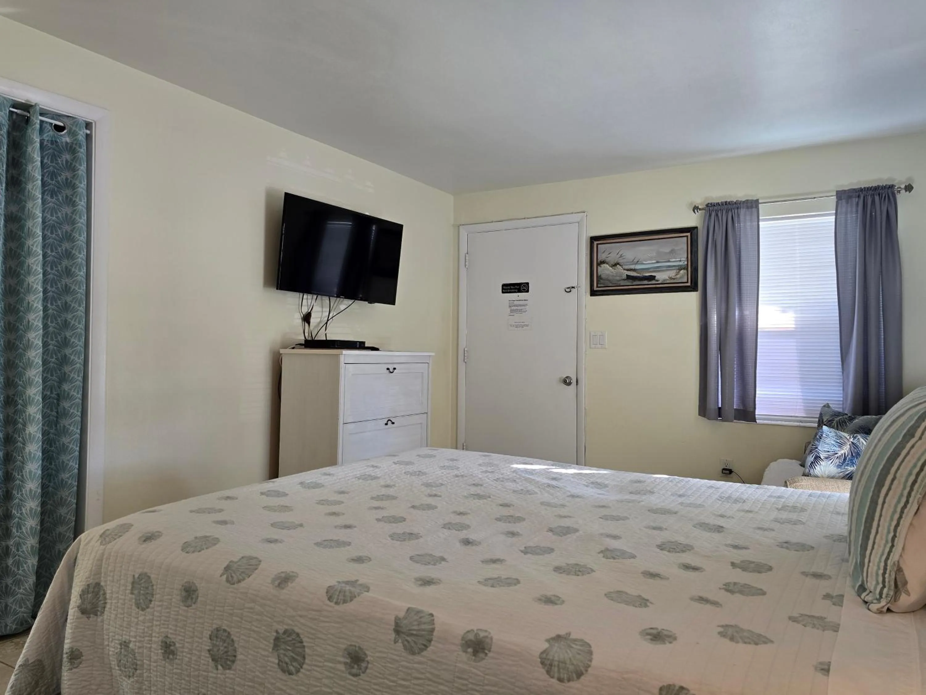 Bedroom, Bed in Oceanfront Sea Scape Motel