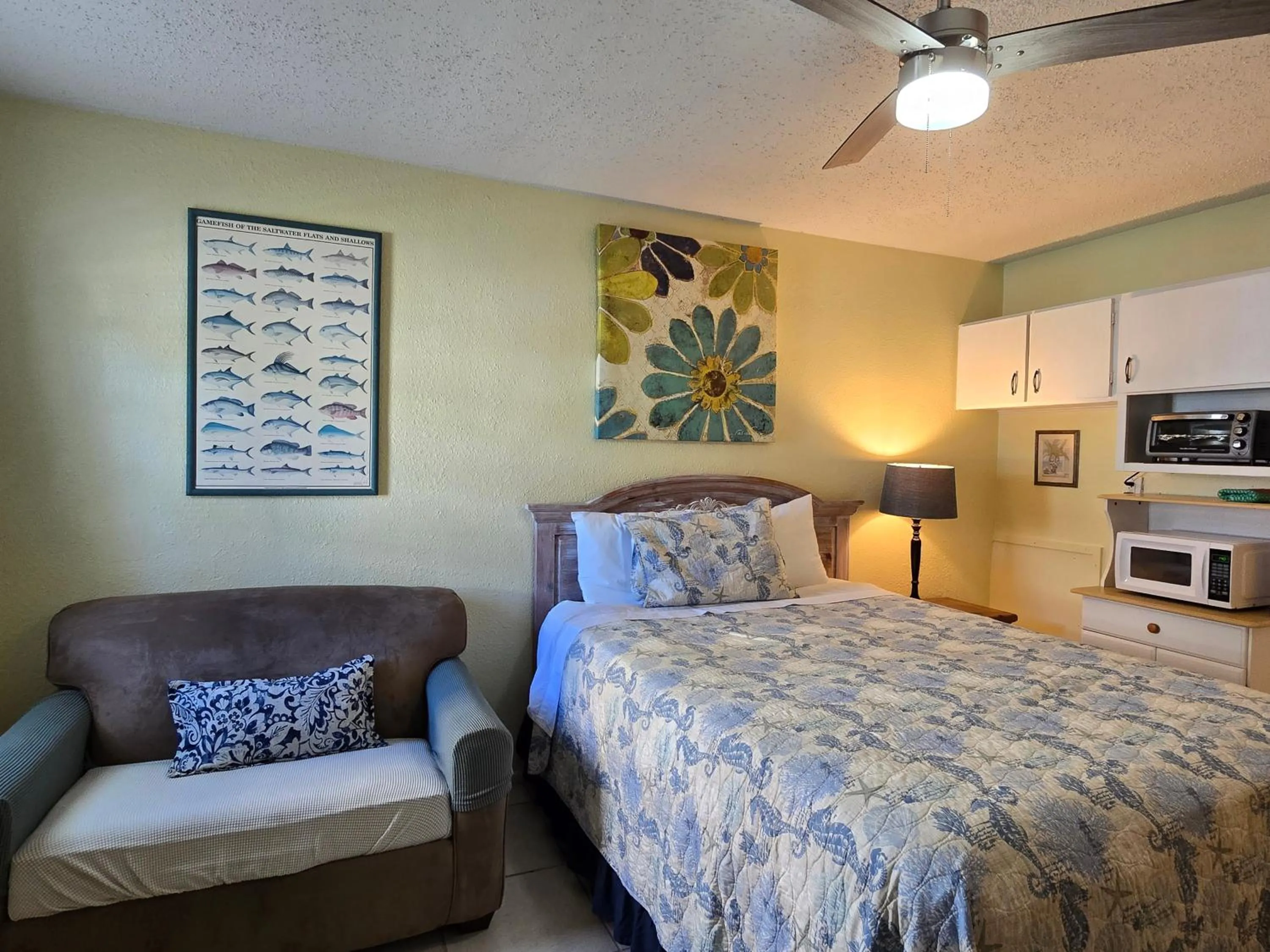 Seating area, Bed in Oceanfront Sea Scape Motel