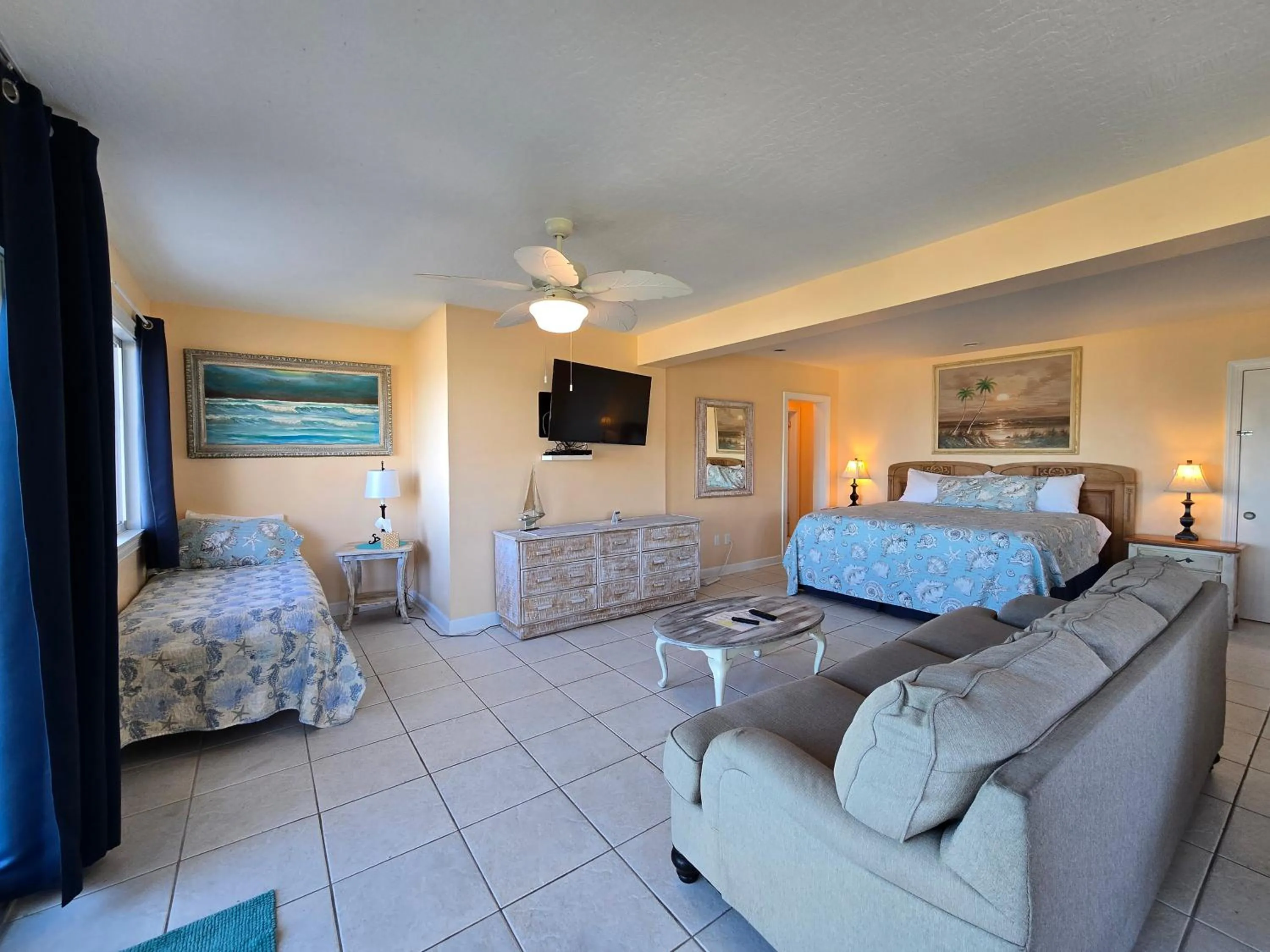 Living room, Bed in Oceanfront Sea Scape Motel
