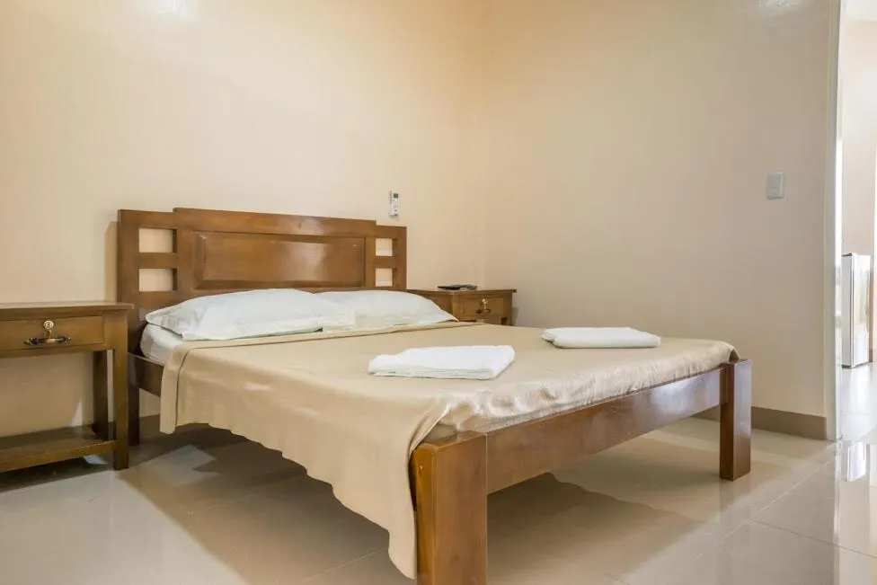 Bed in Kellocks' Seaview Apartelle