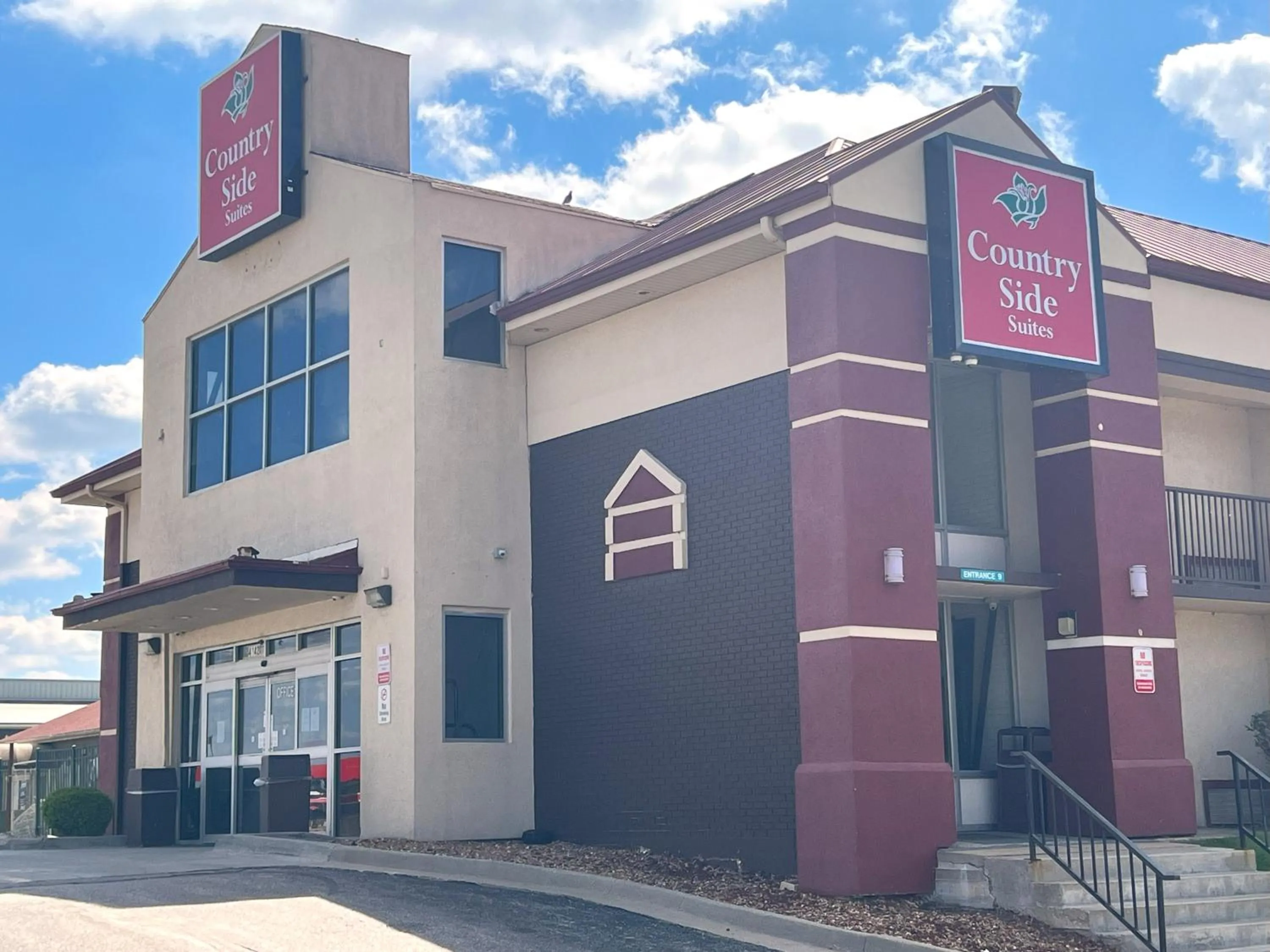 Property building in Countryside Suites Kansas City Independence I-70 East Sports Complex Hotel