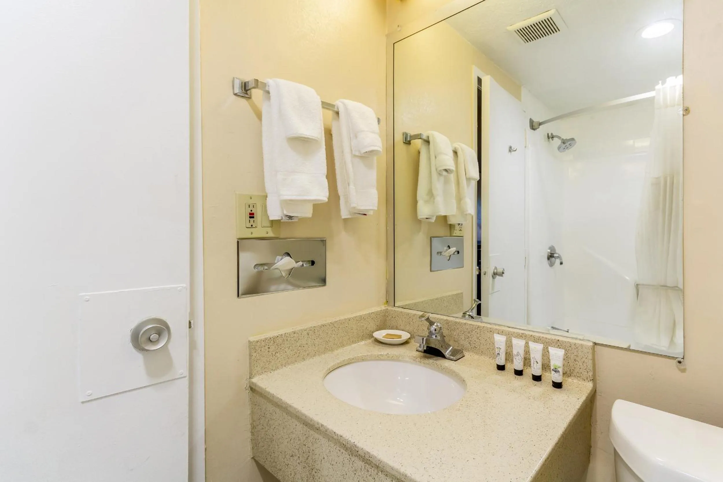 Shower in Countryside Suites Kansas City Independence I-70 East Sports Complex Hotel