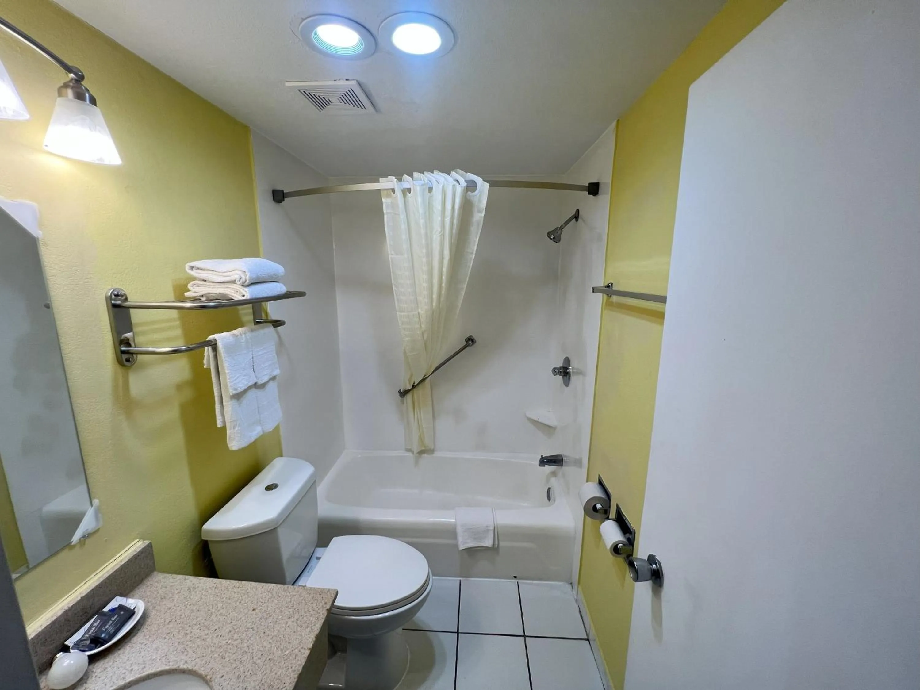 Shower in Countryside Suites Kansas City Independence I-70 East Sports Complex Hotel