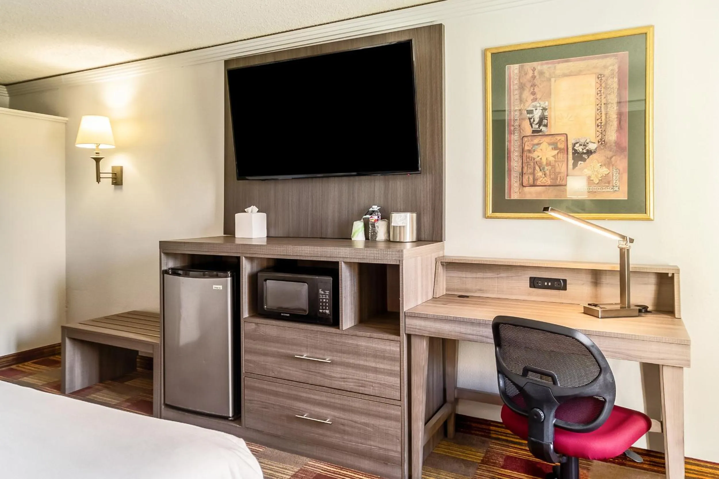 Communal lounge/ TV room, Bed in Countryside Suites Kansas City Independence I-70 East Sports Complex Hotel