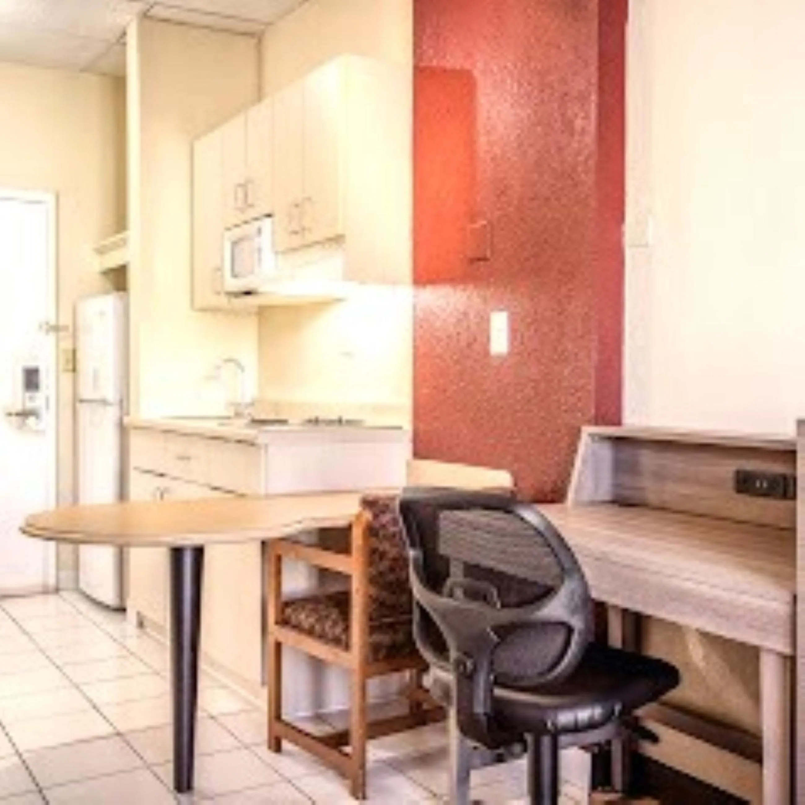 Kitchen or kitchenette in Countryside Suites Kansas City Independence I-70 East Sports Complex Hotel