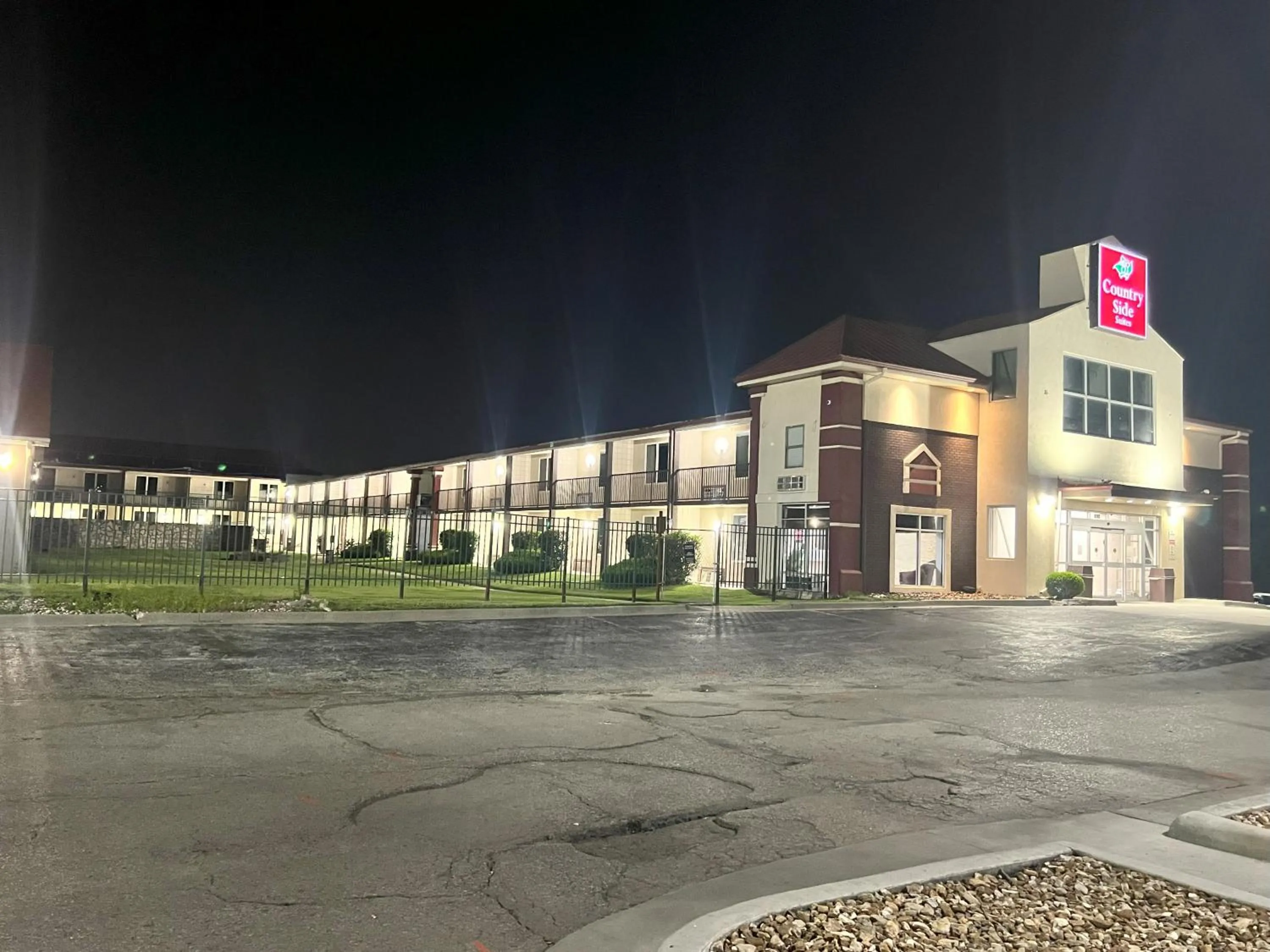 Property building in Countryside Suites Kansas City Independence I-70 East Sports Complex Hotel