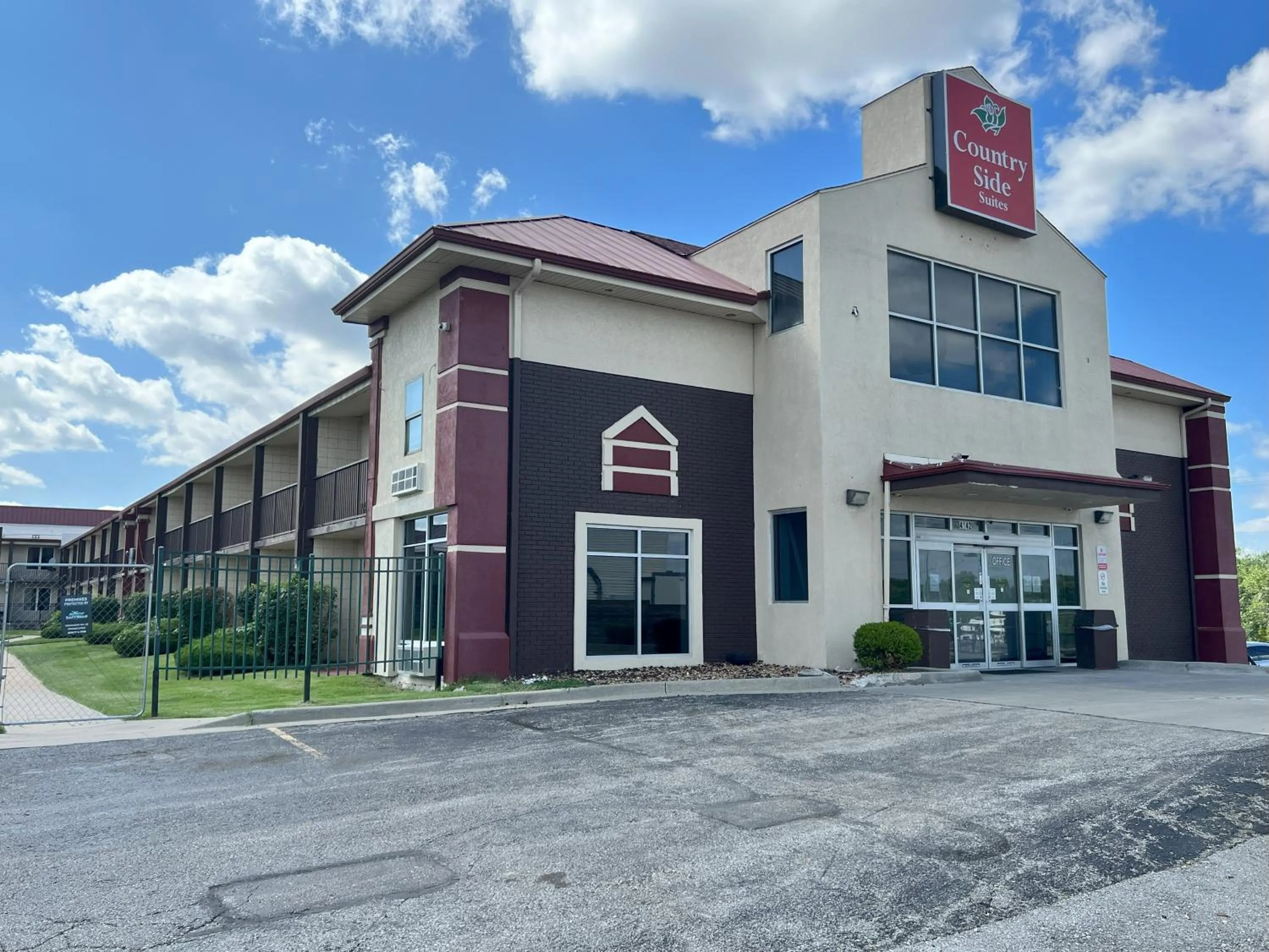 Property building in Countryside Suites Kansas City Independence I-70 East Sports Complex Hotel