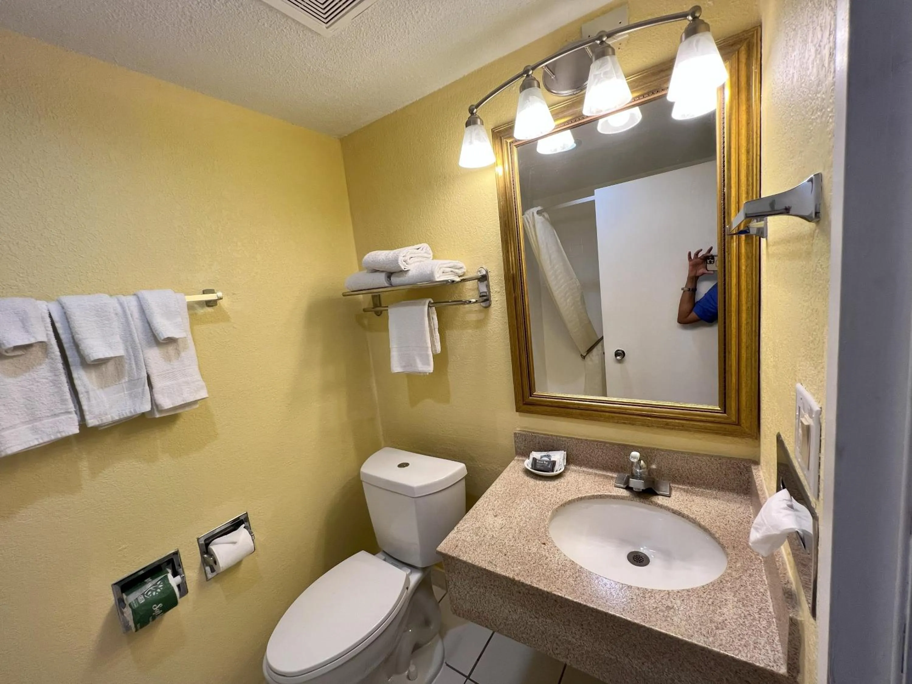 Shower in Countryside Suites Kansas City Independence I-70 East Sports Complex Hotel